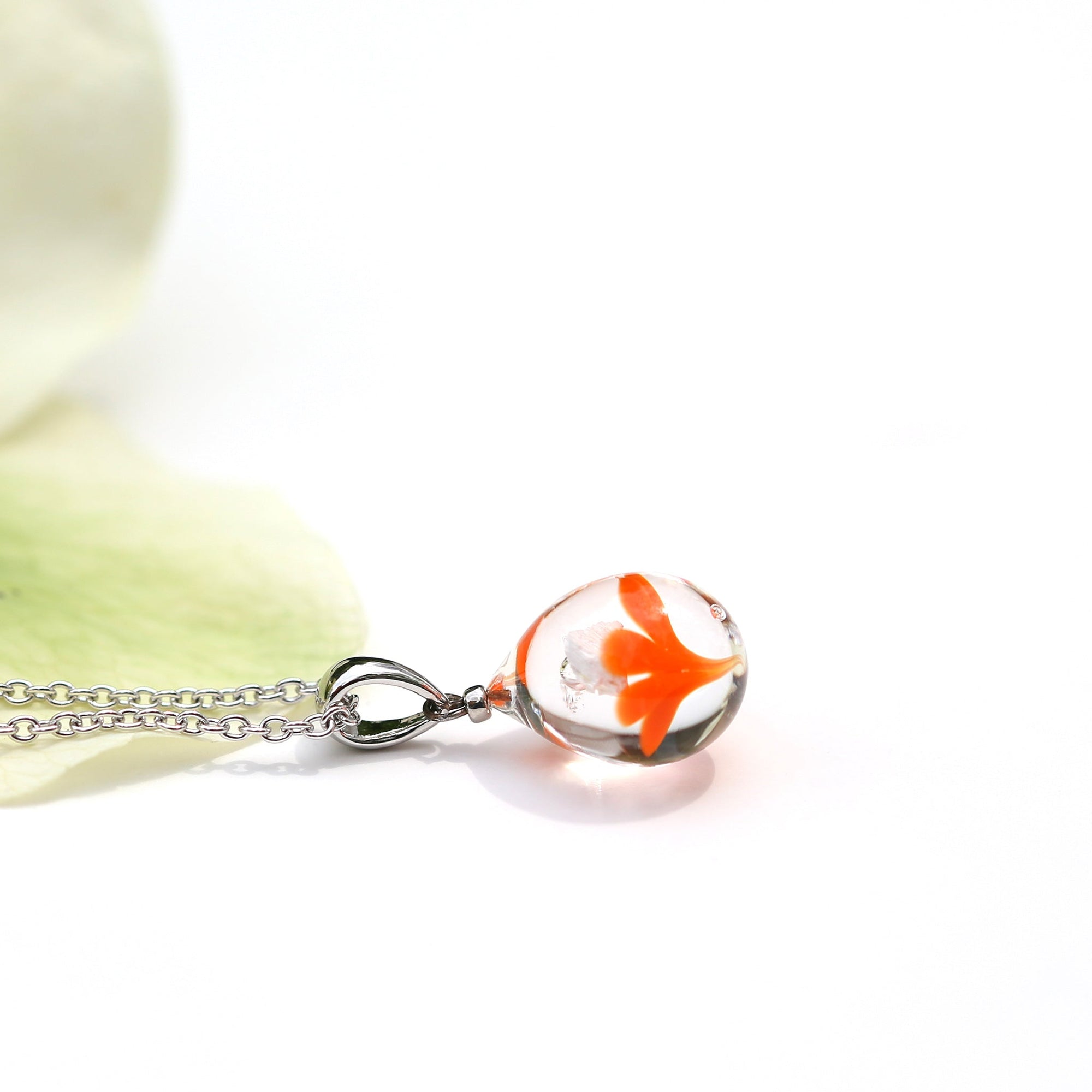 不透明オレンジ色のお花が入った ガラスの遺骨ペンダント