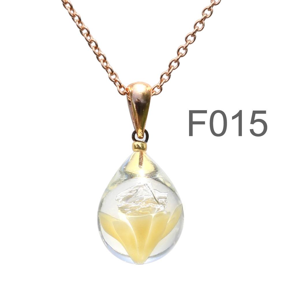 不透明ベージュ色のお花が入った ガラスの遺骨ペンダント