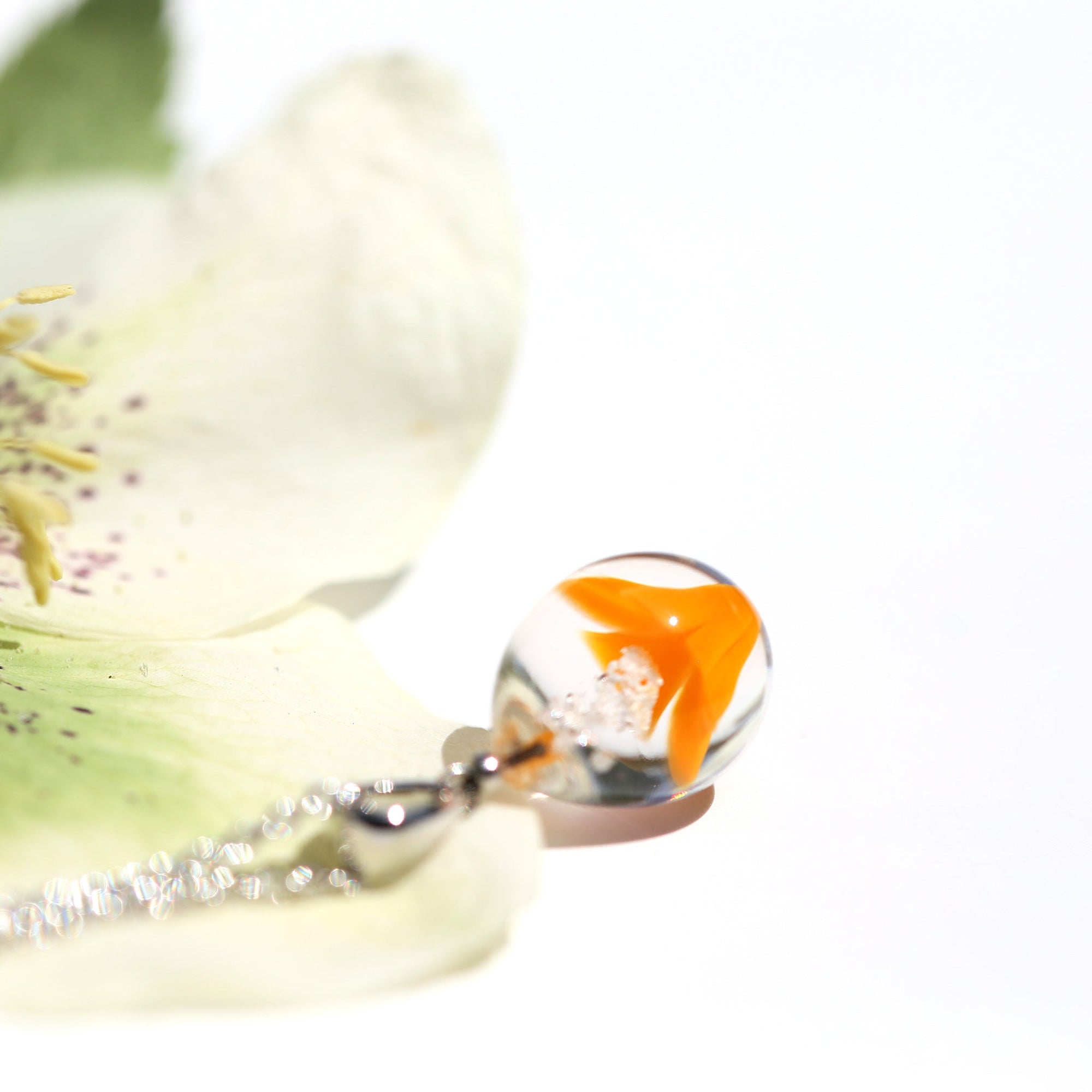 オレンジ色のお花が入った ガラスの遺骨ペンダント