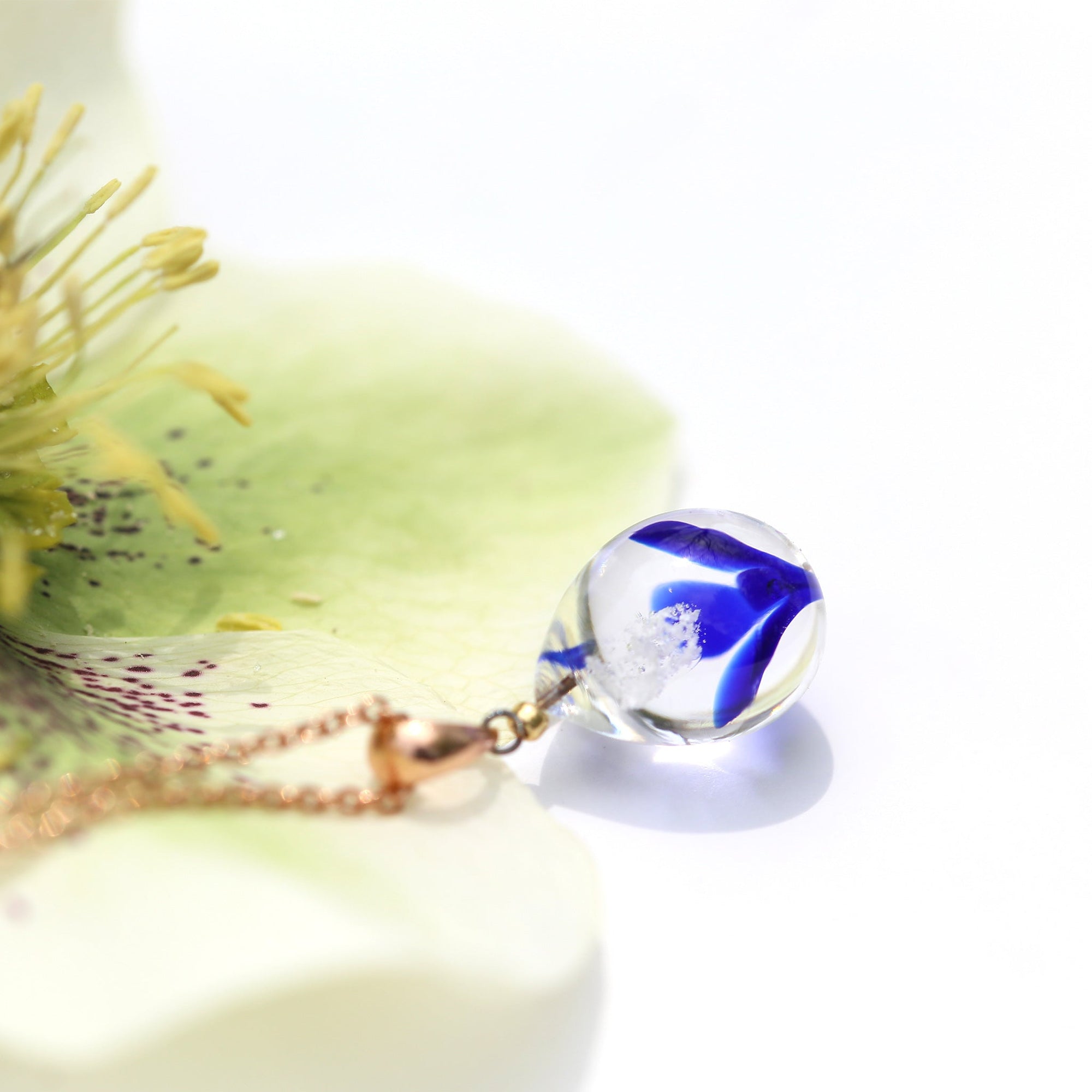 ロイヤルブルー色のお花が入った ガラスの遺骨ペンダント