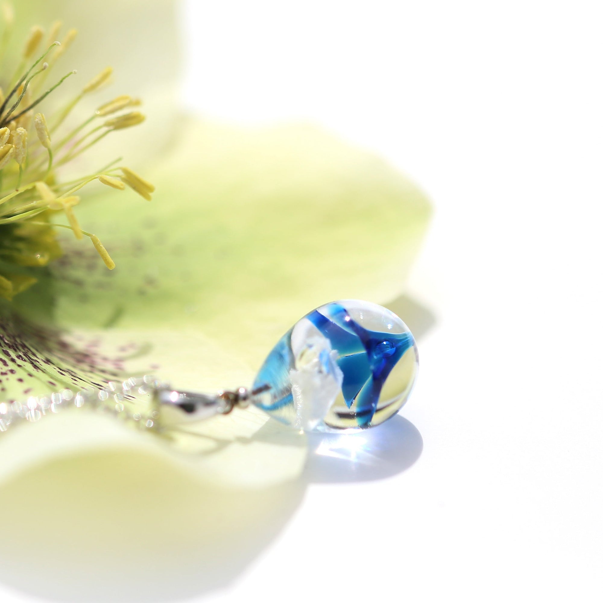 特濃ブルー色のお花が入った ガラスの遺骨ペンダント