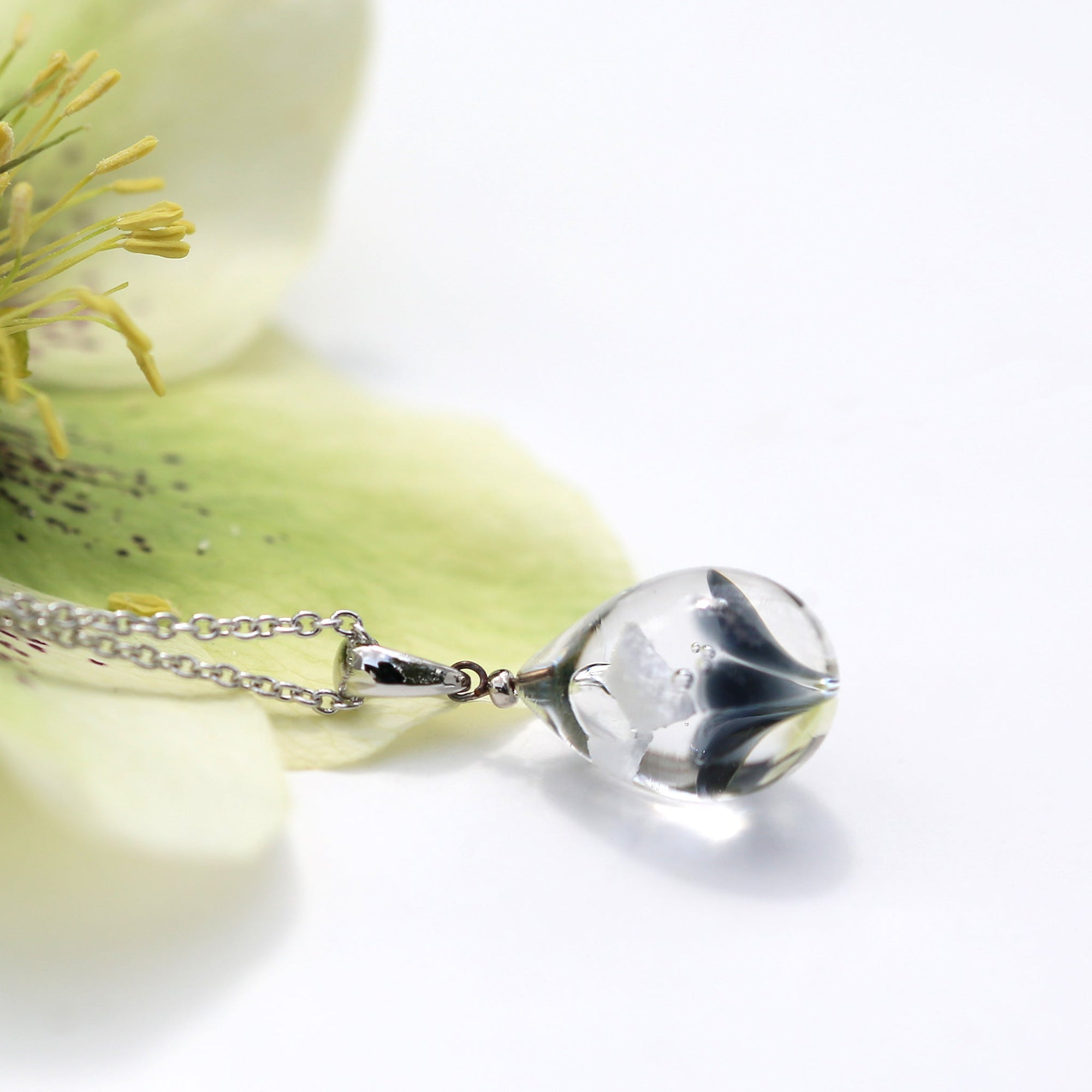 灰青グレー色のお花が入った ガラスの遺骨ペンダント