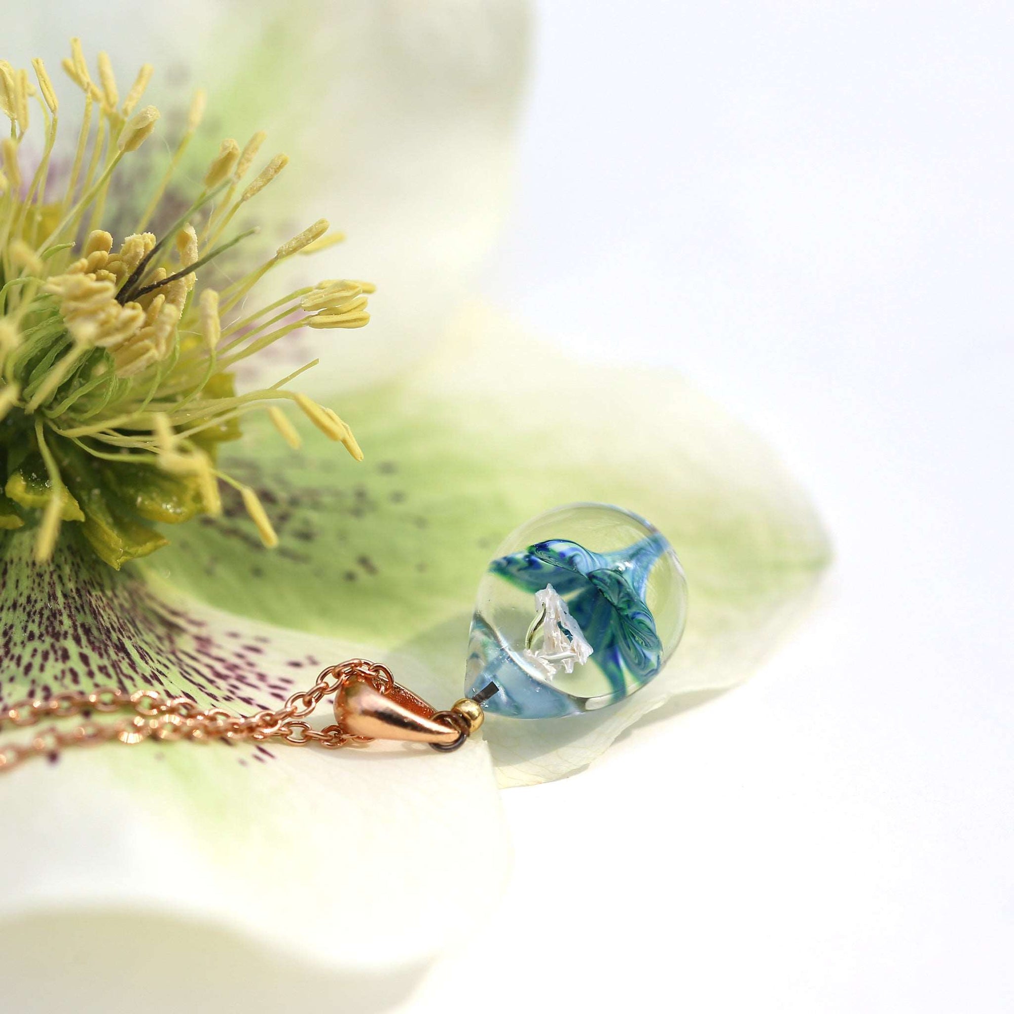 マーブルターコイズ 色のお花が入った ガラスの遺骨ペンダント