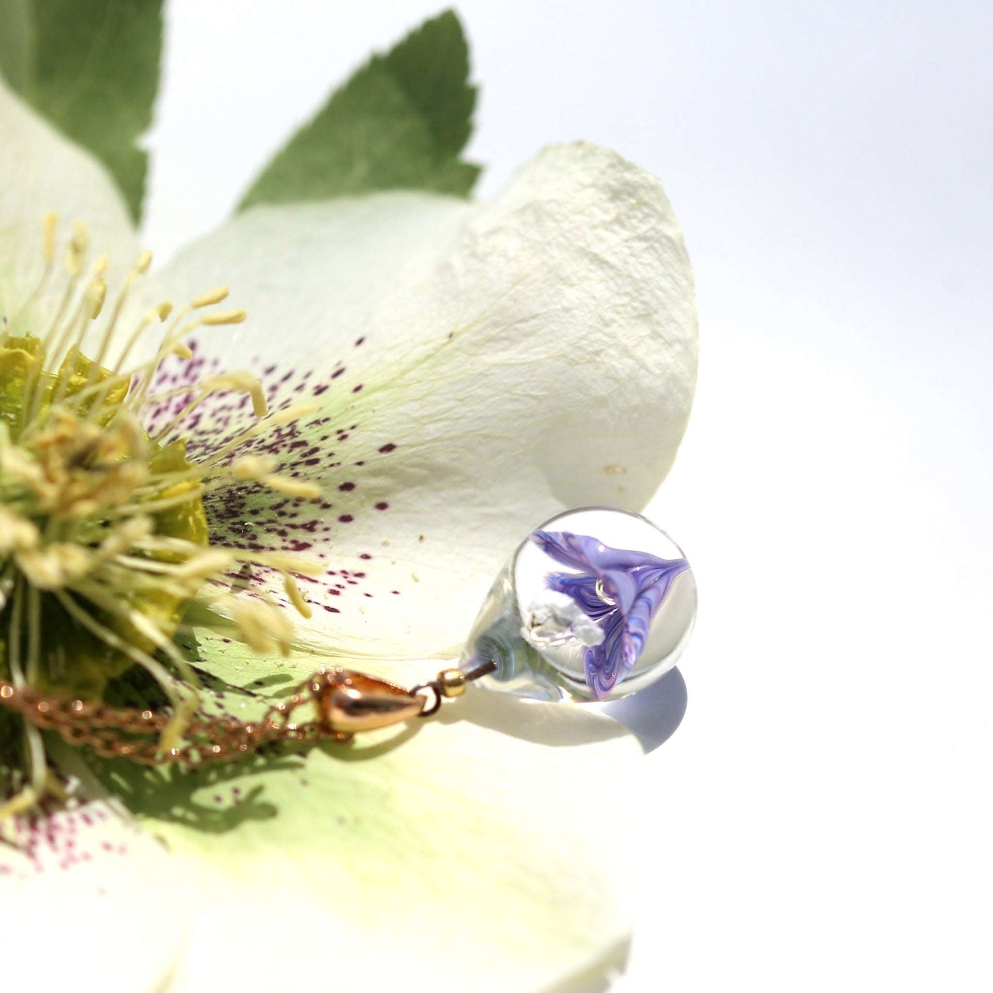 マーブルパープル色のお花が入った ガラスの遺骨ペンダント