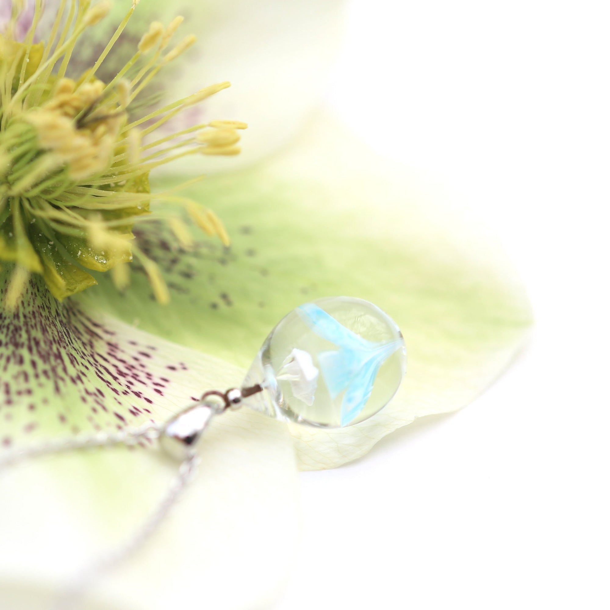 ベイビーブルー色のお花が入った ガラスの遺骨ペンダント