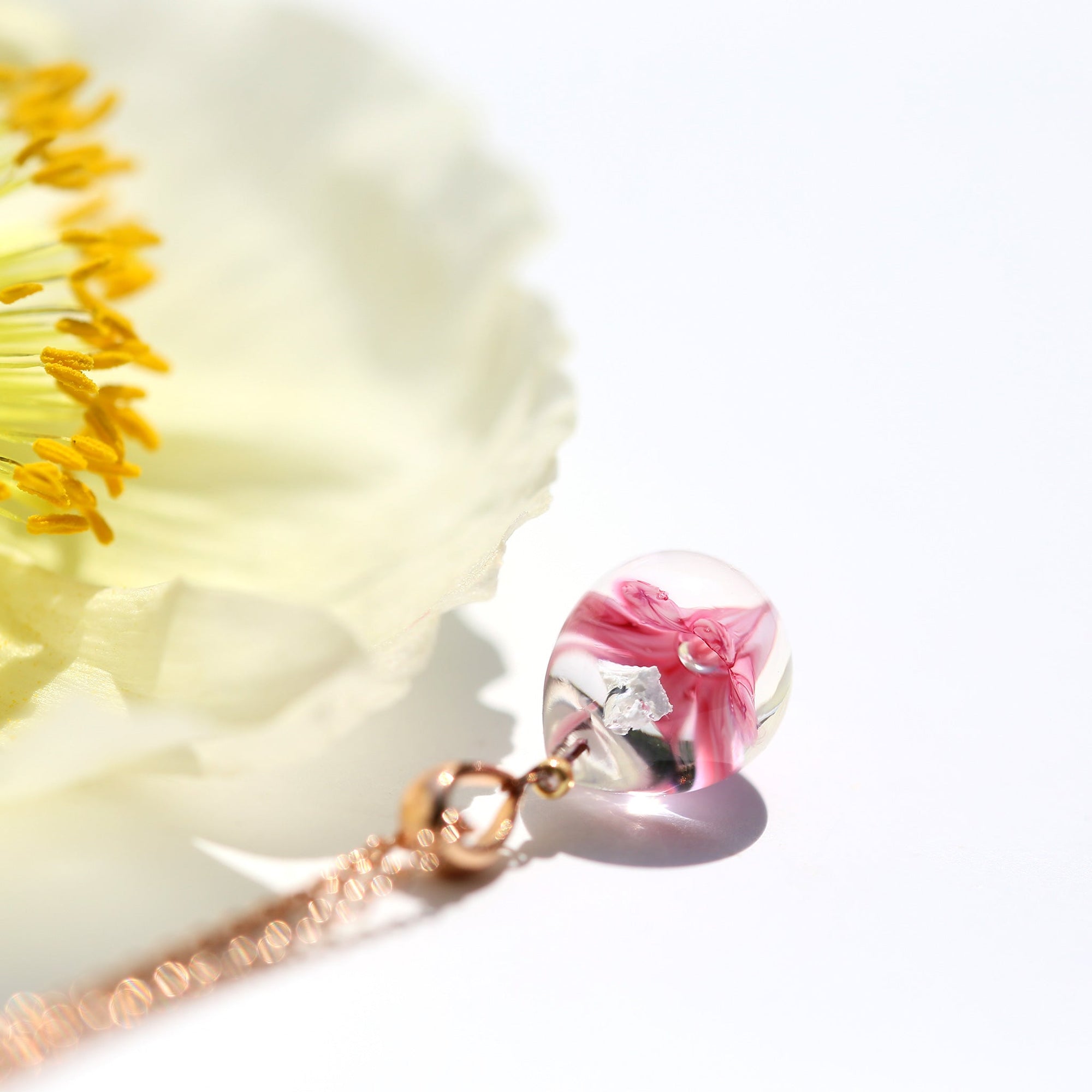 マーブル濃いピンク色のお花が入った ガラスの遺骨ペンダント