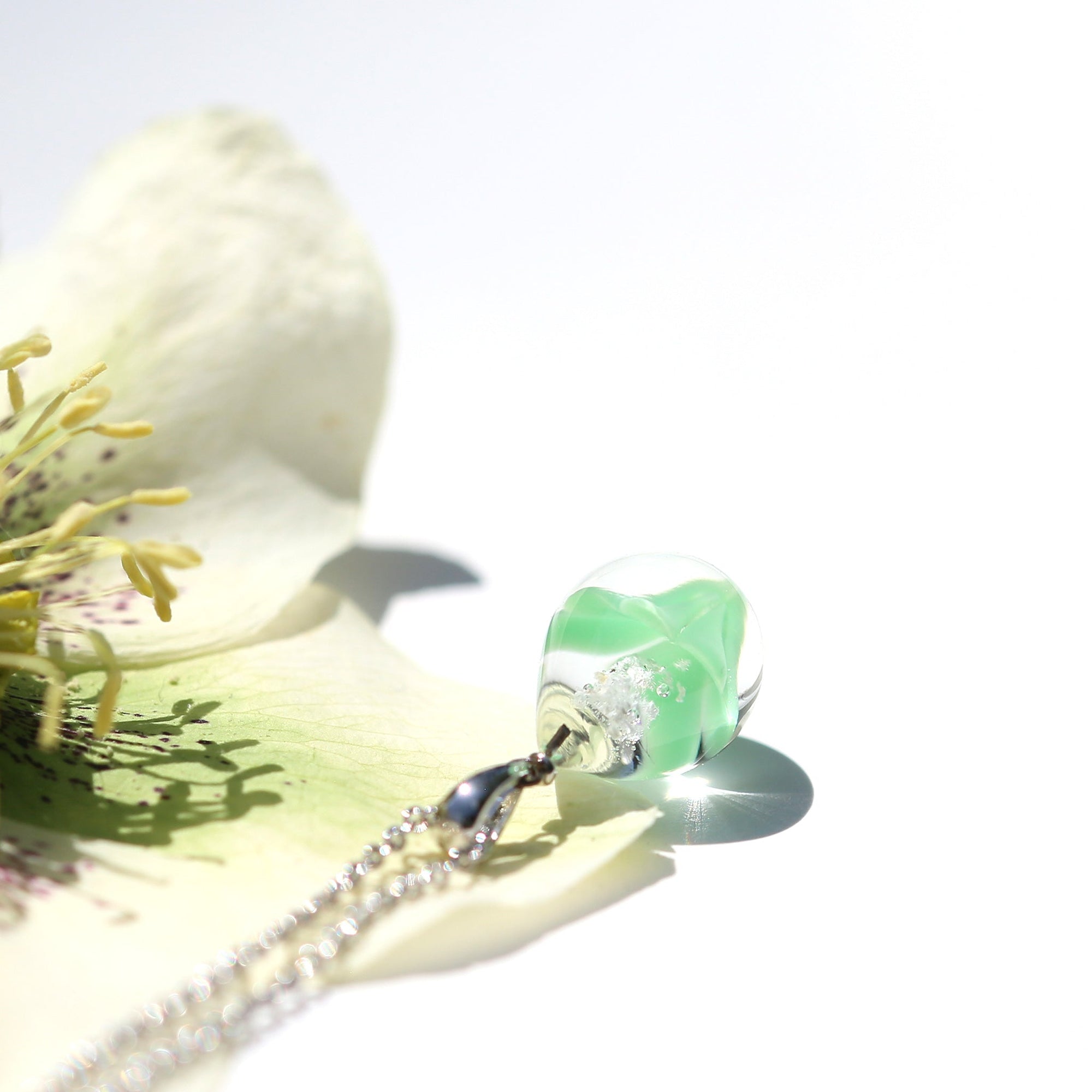 薄グリーン色のお花が入った ガラスの遺骨ペンダント