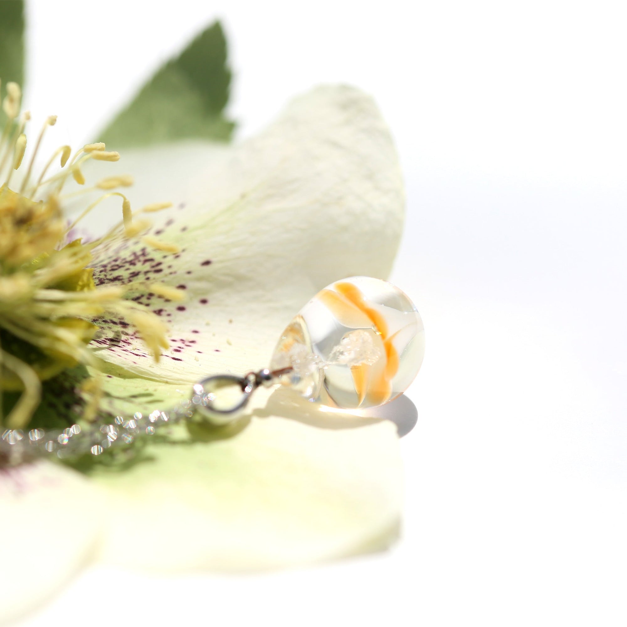 半透明白オレンジ色のお花が入った ガラスの遺骨ペンダント