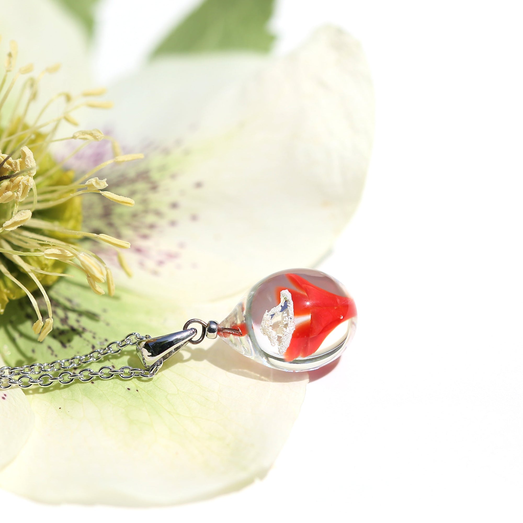 不透明赤色のお花が入った ガラスの遺骨ペンダント
