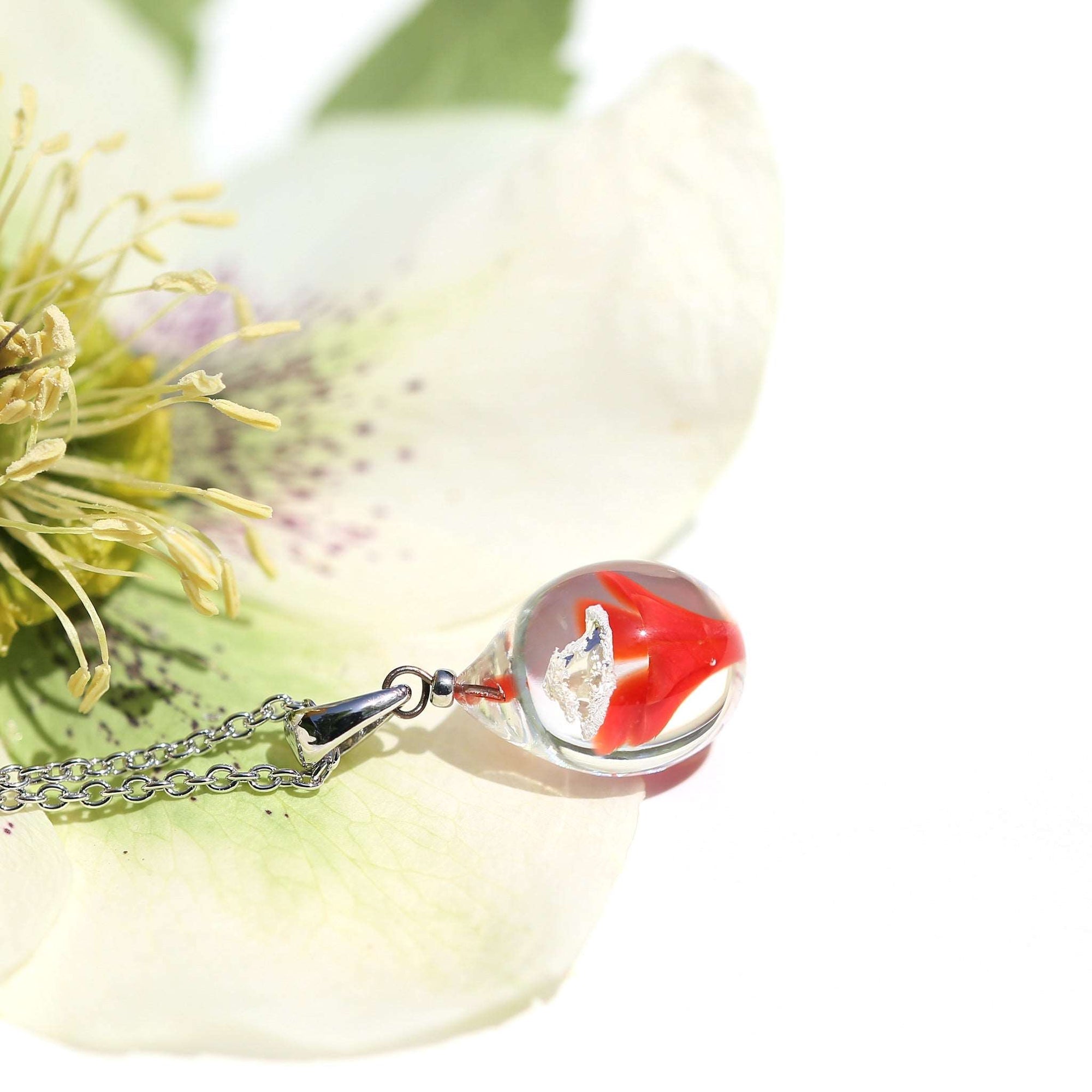 不透明赤色のお花が入った ガラスの遺骨ペンダント