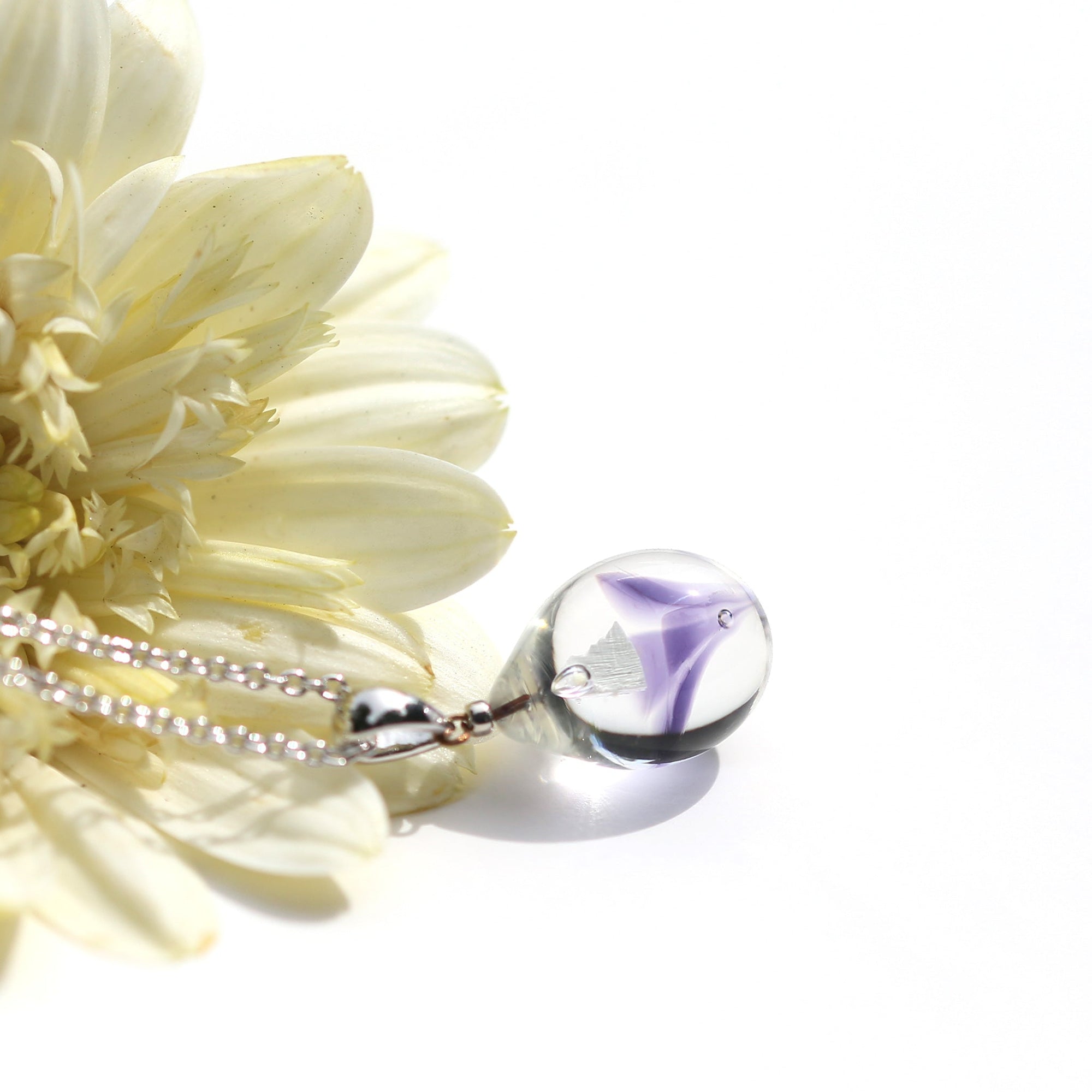 パープル色のお花が入った ガラスの遺骨ペンダント