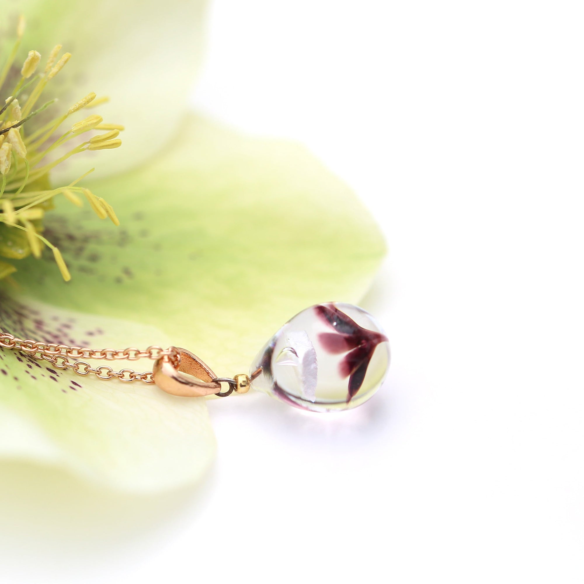 濃い茶色のお花が入った ガラスの遺骨ペンダント