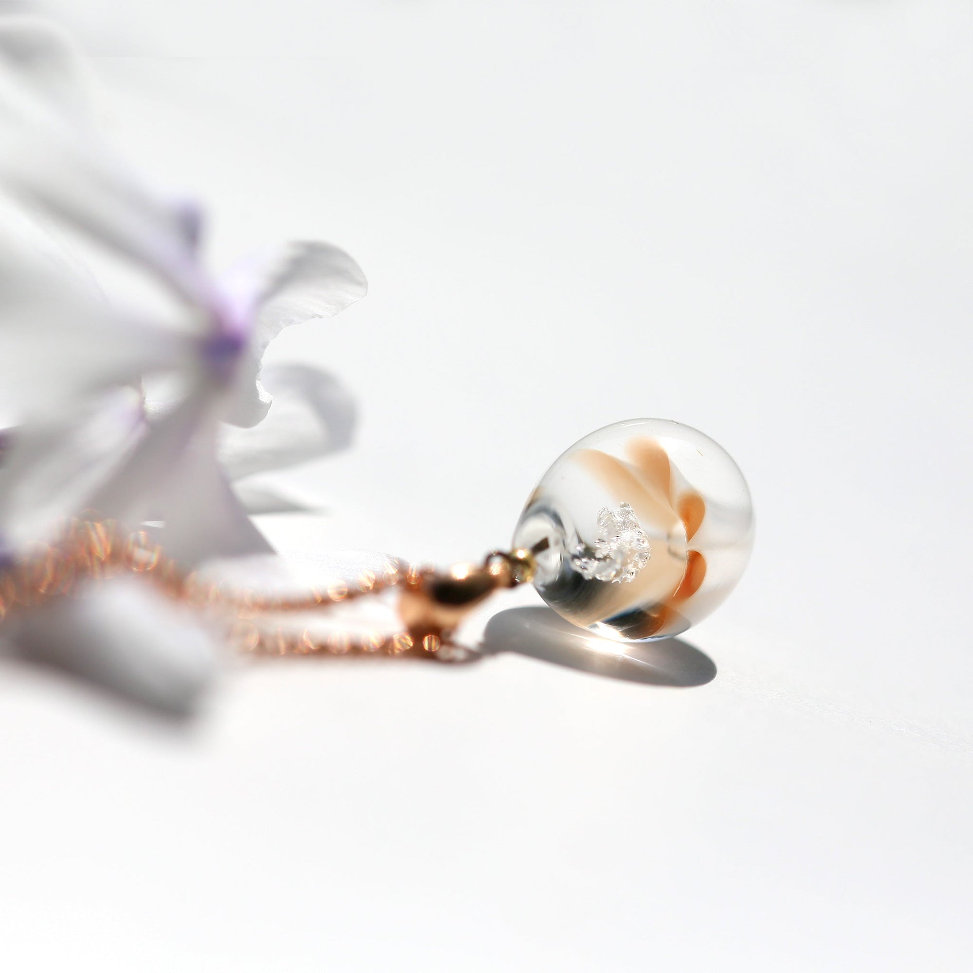 薄茶色のお花が入った ガラスの遺骨ペンダント