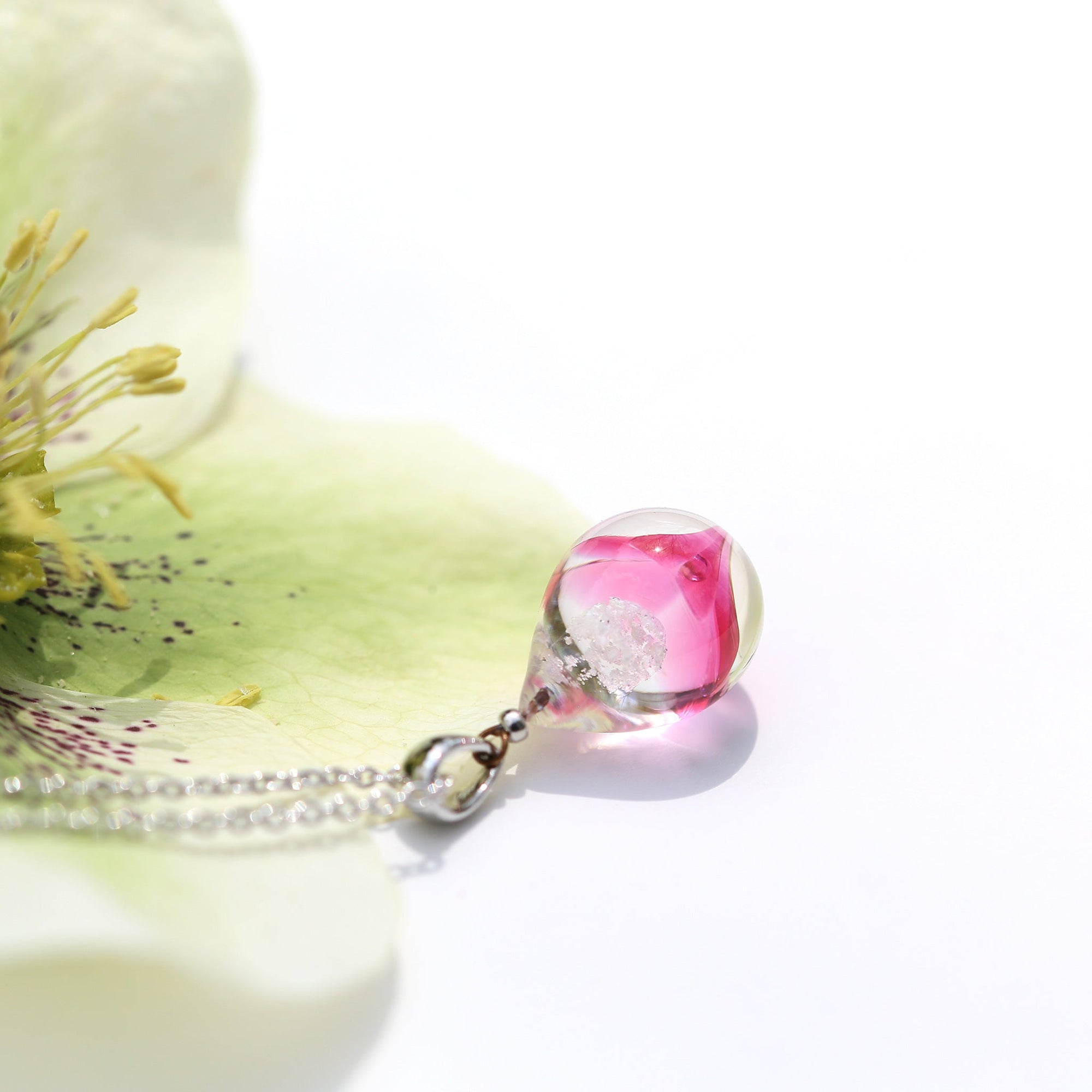 透明ピンク色のお花が入った ガラスの遺骨ペンダント