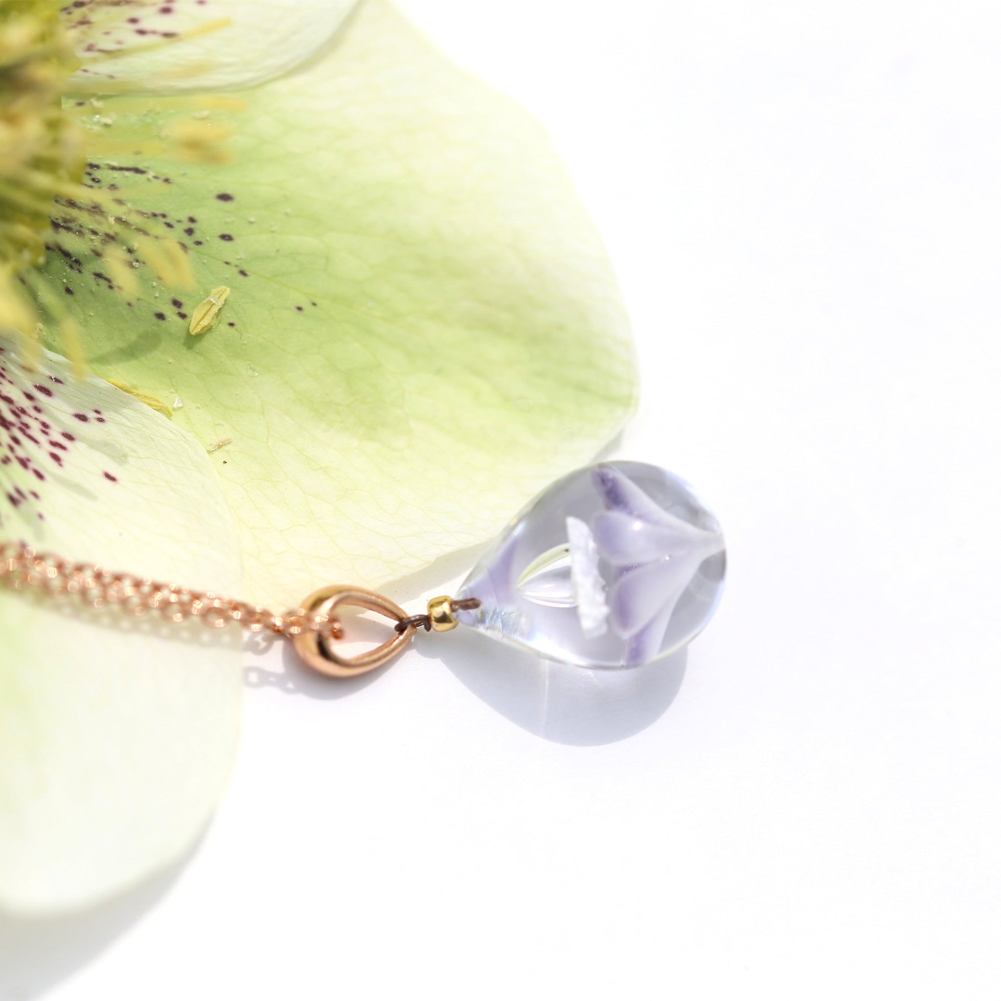 薄紫色のお花が入った ガラスの遺骨ペンダント