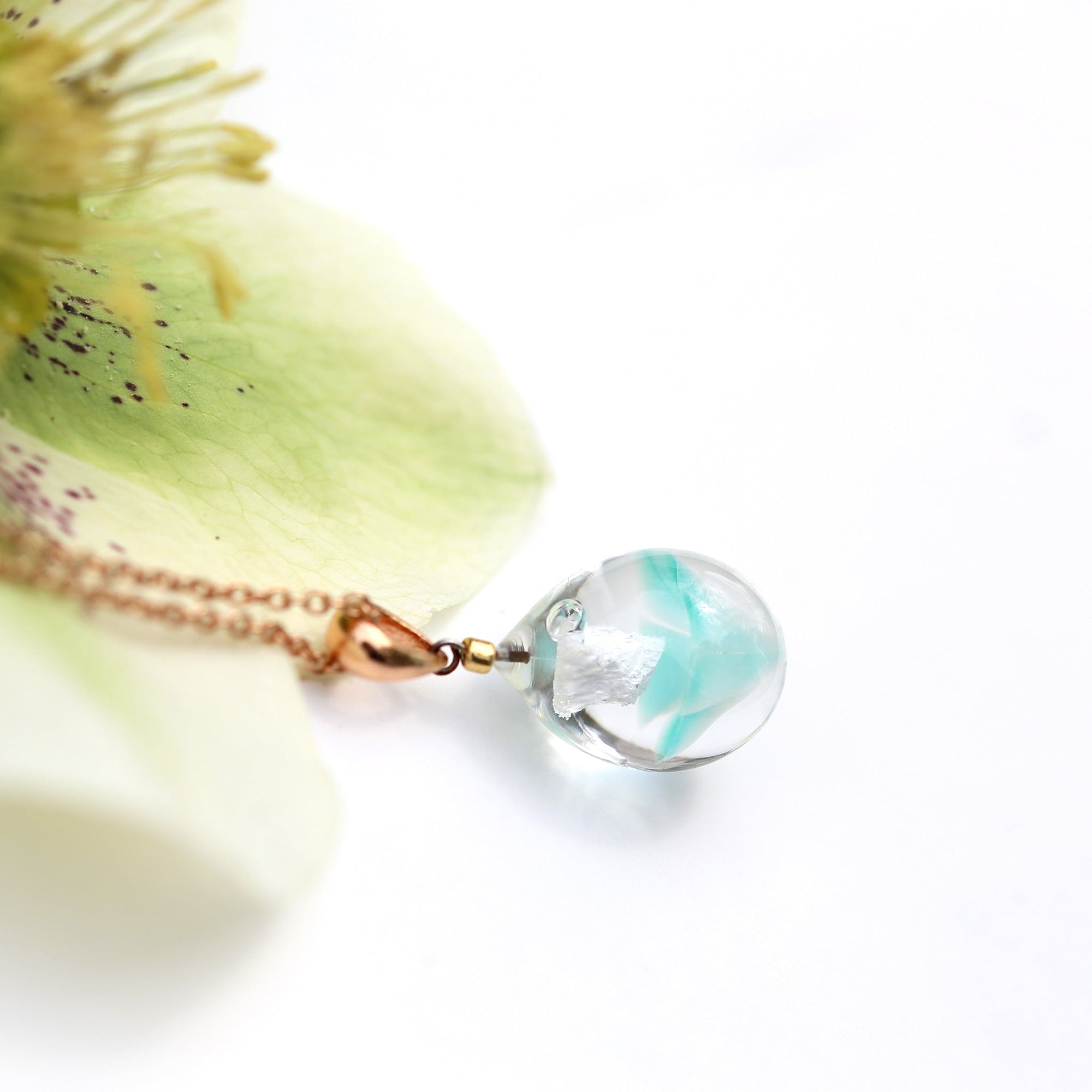 グリーン半透明白色のお花が入った ガラスの遺骨ペンダント