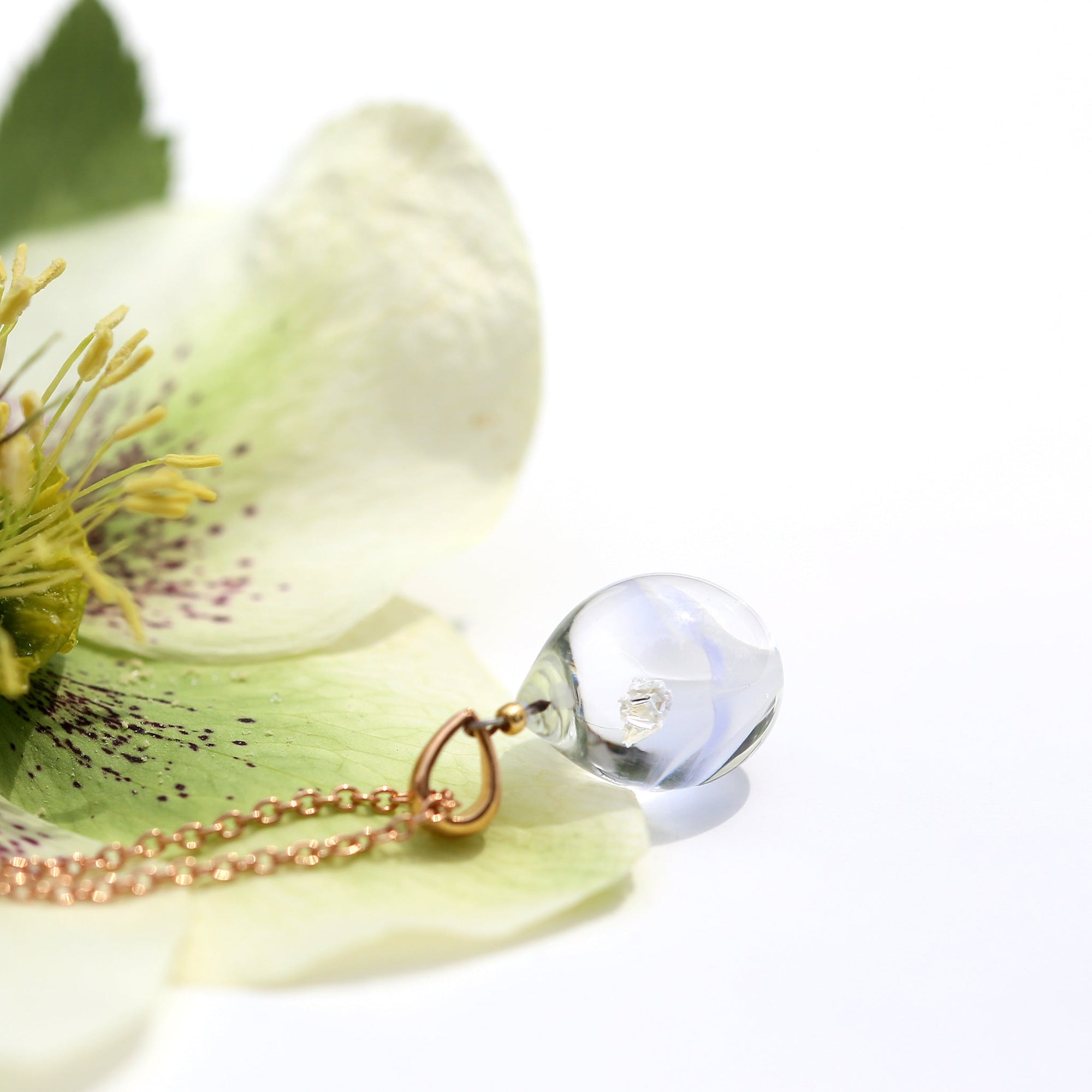 薄紫半透明白色のお花が入った ガラスの遺骨ペンダント