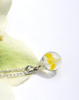 黄色半透明白色のお花が入った ガラスの遺骨ペンダント