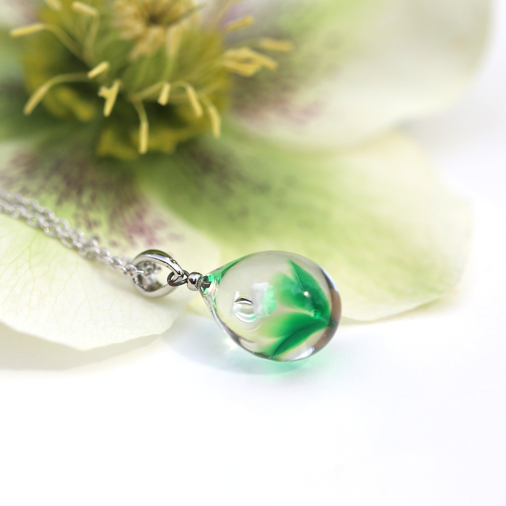 グリーン色のお花が入った ガラスの遺骨ペンダント