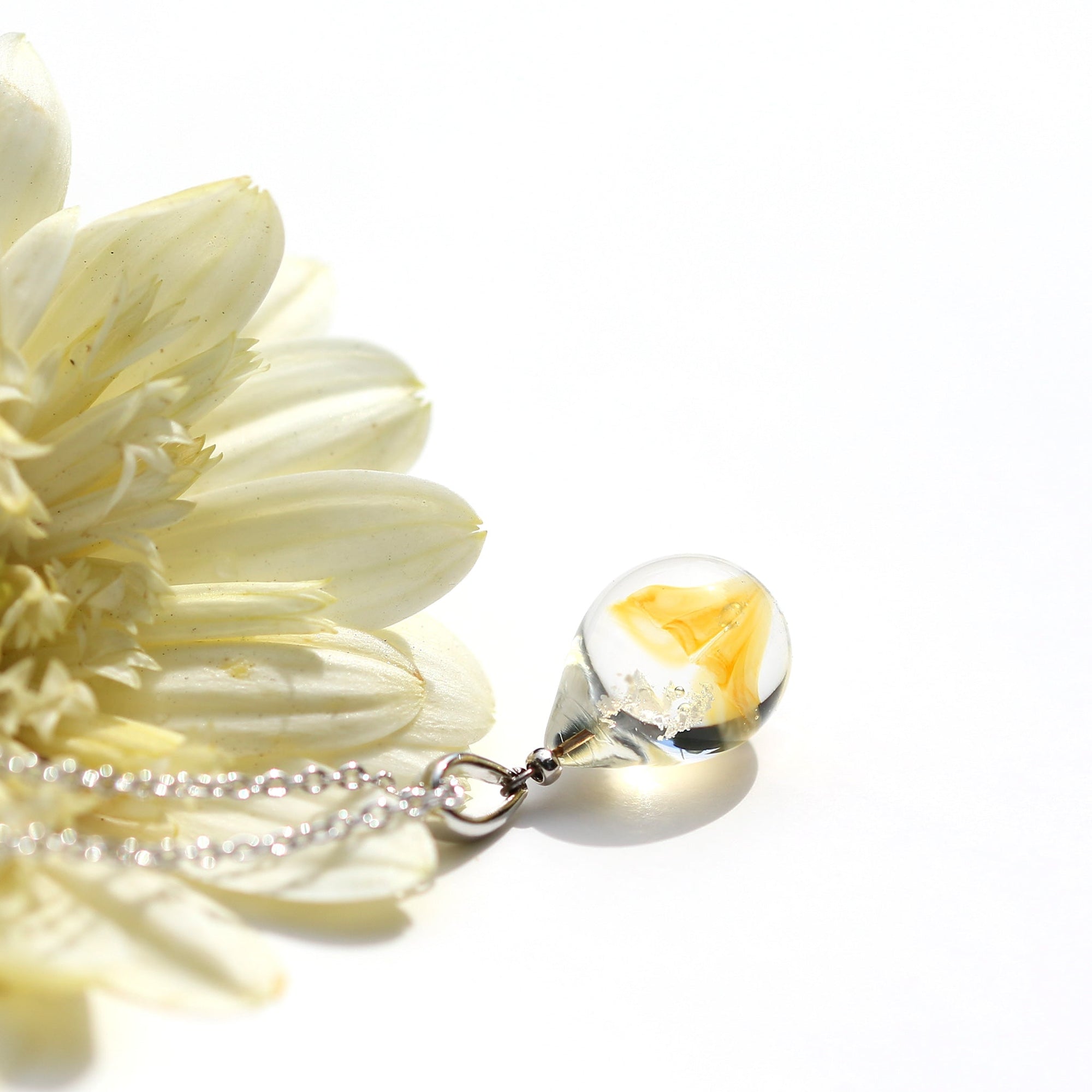 アンバー色のお花が入った ガラスの遺骨ペンダント