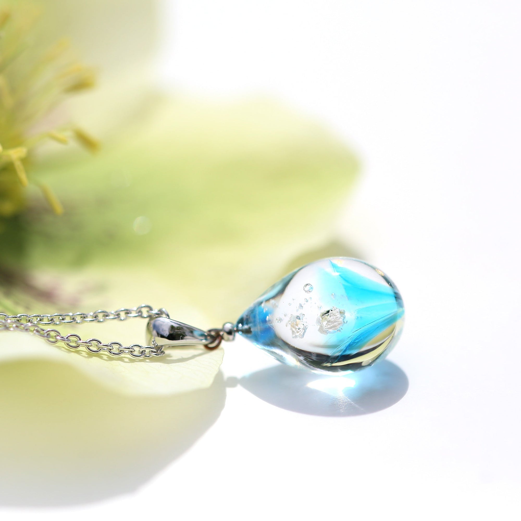 ブルー色のお花が入った ガラスの遺骨ペンダント