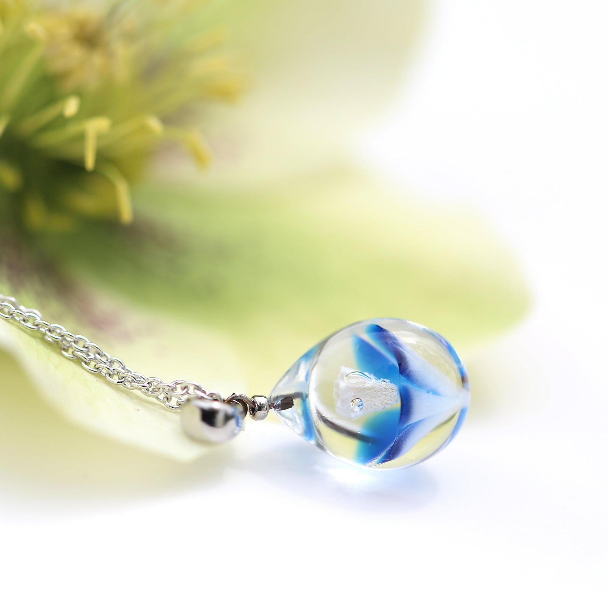 濃ブルー半透明白色のお花が入った ガラスの遺骨ペンダント