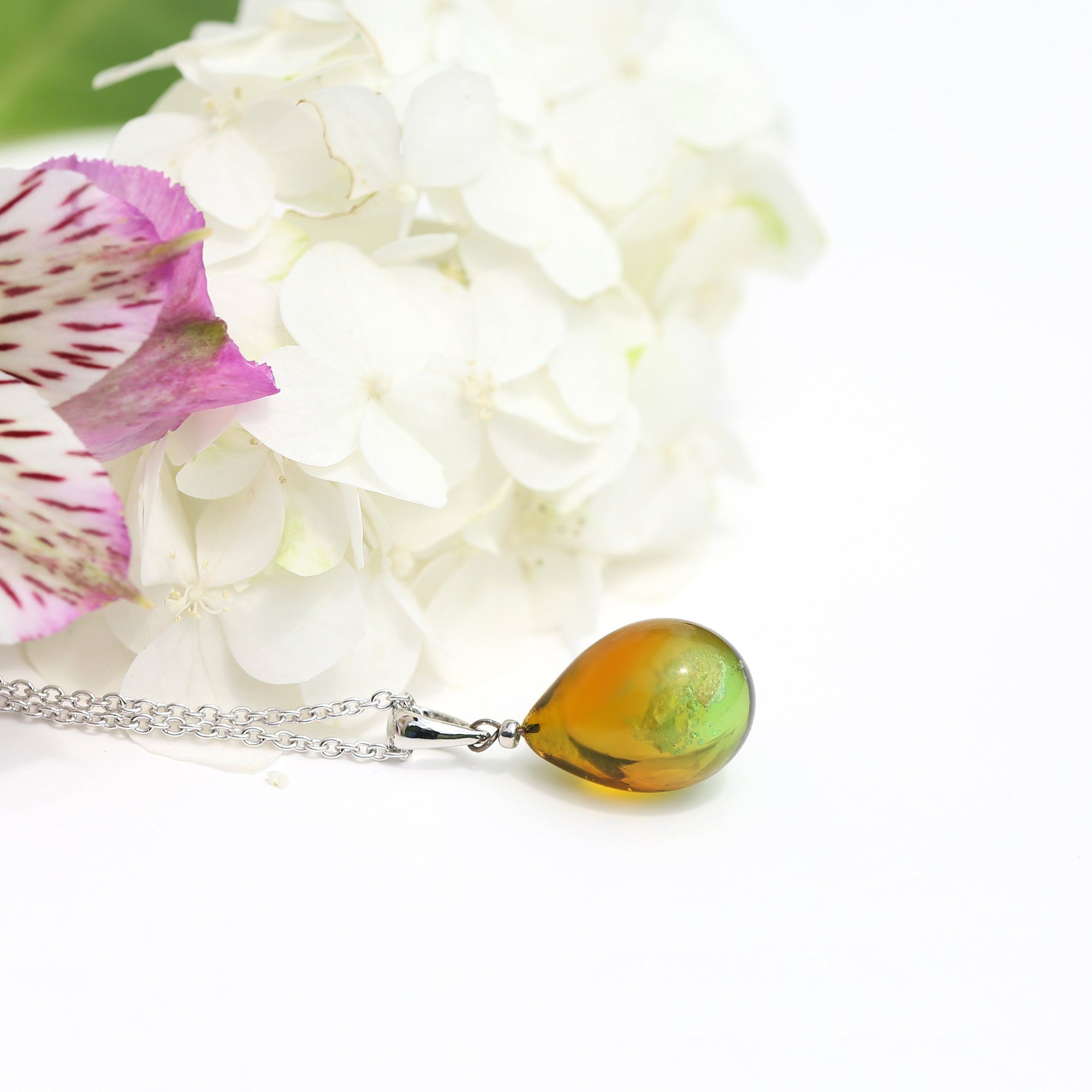 オレンジ薄グリーン色のグラデーションが美しい ガラスの遺骨ペンダント