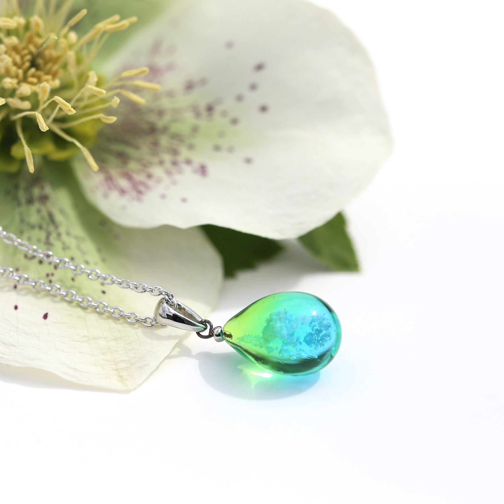 黄緑薄ブルー色のグラデーションが美しい ガラスの遺骨ペンダント