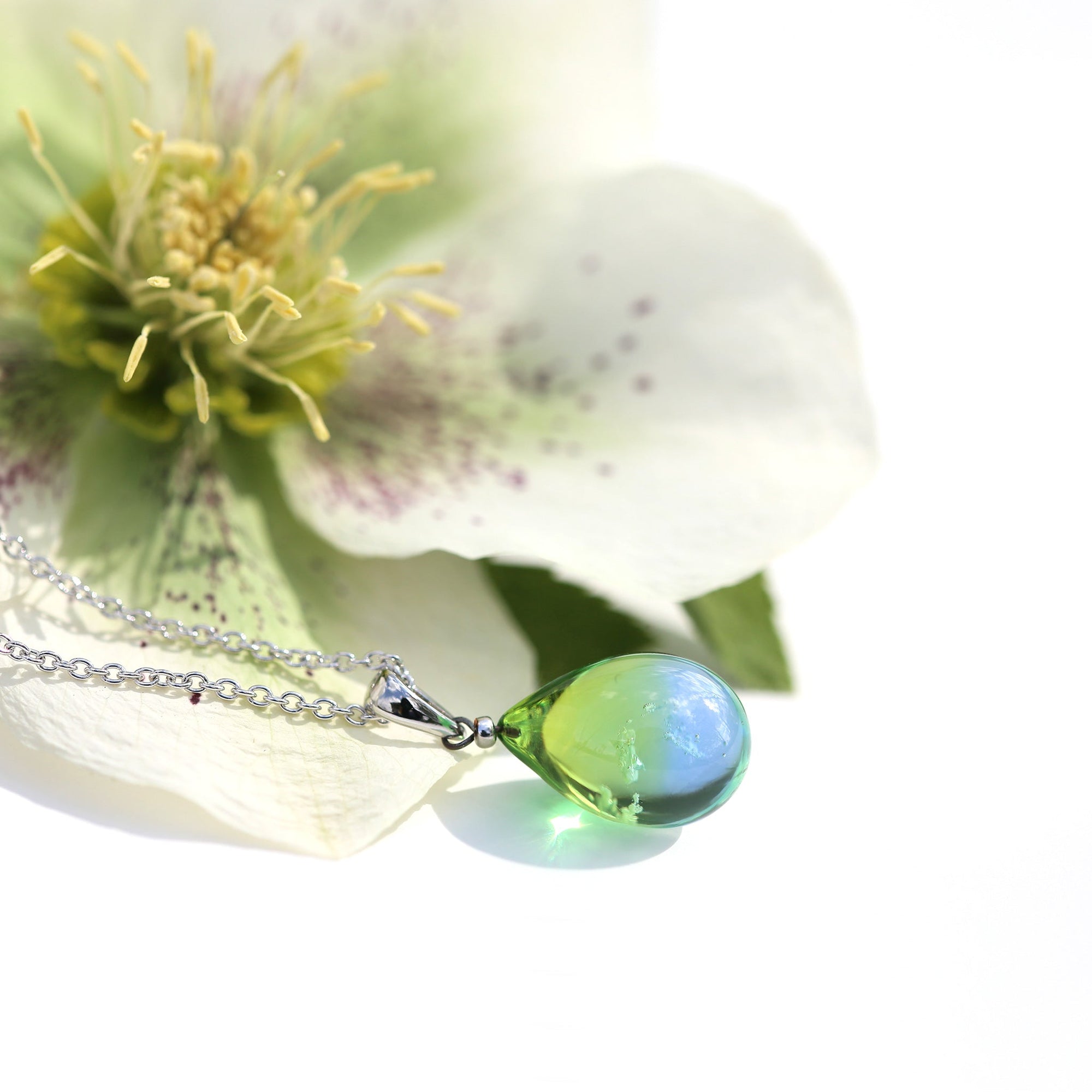 黄緑薄青紫色のグラデーションが美しい ガラスの遺骨ペンダント