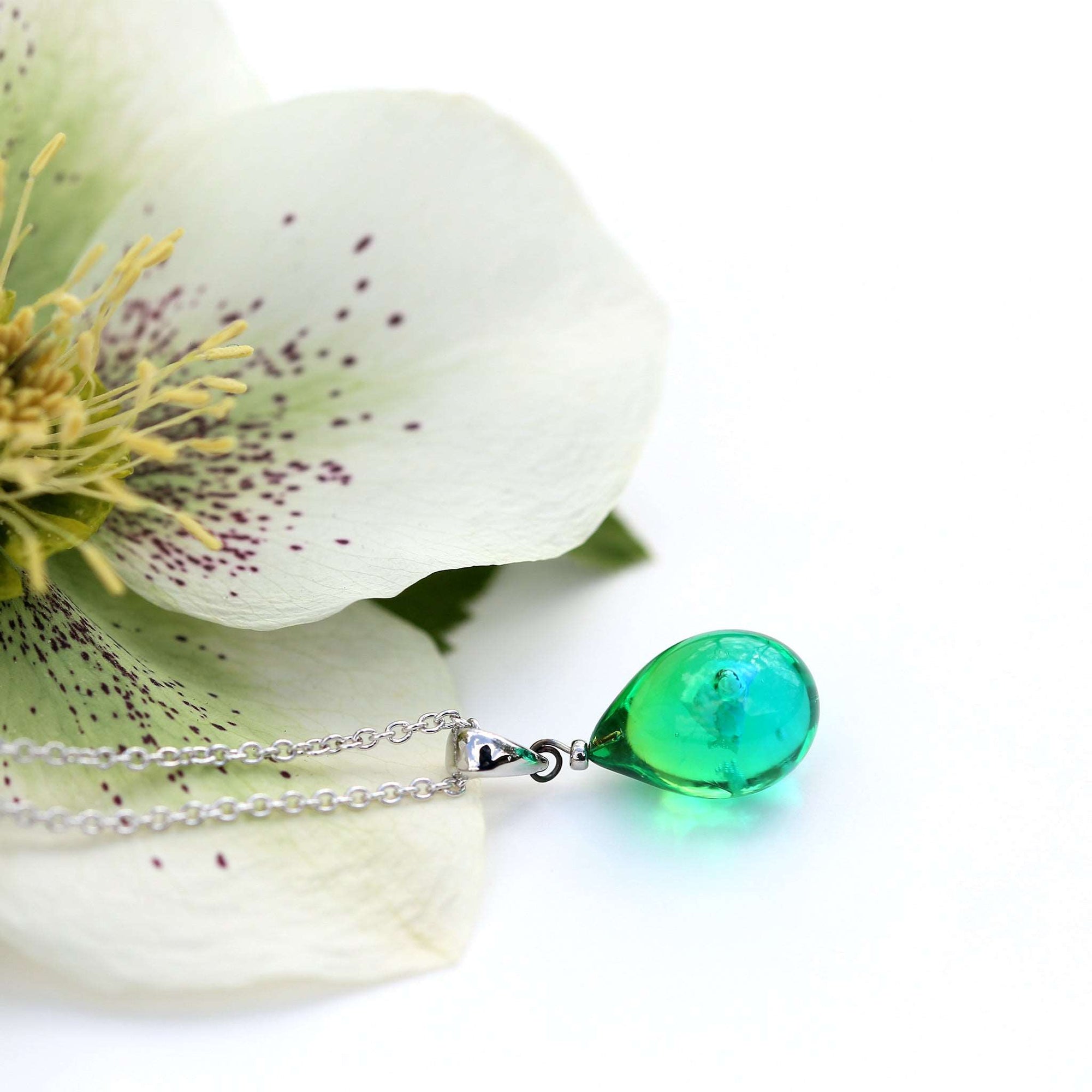 黄緑青色のグラデーションが美しい ガラスの遺骨ペンダント