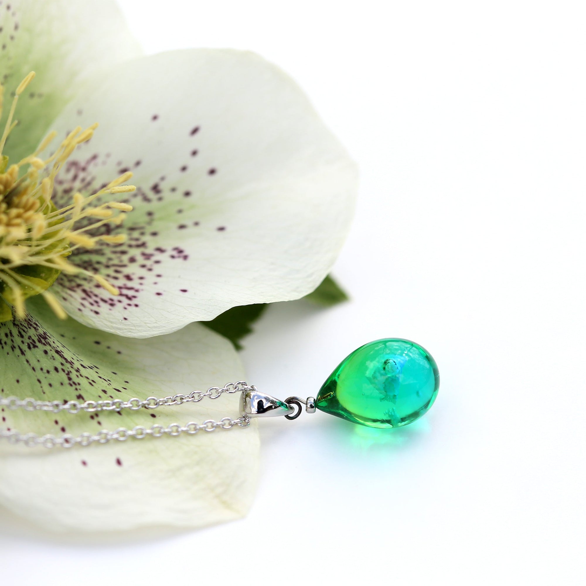 黄緑青色のグラデーションが美しい ガラスの遺骨ペンダント