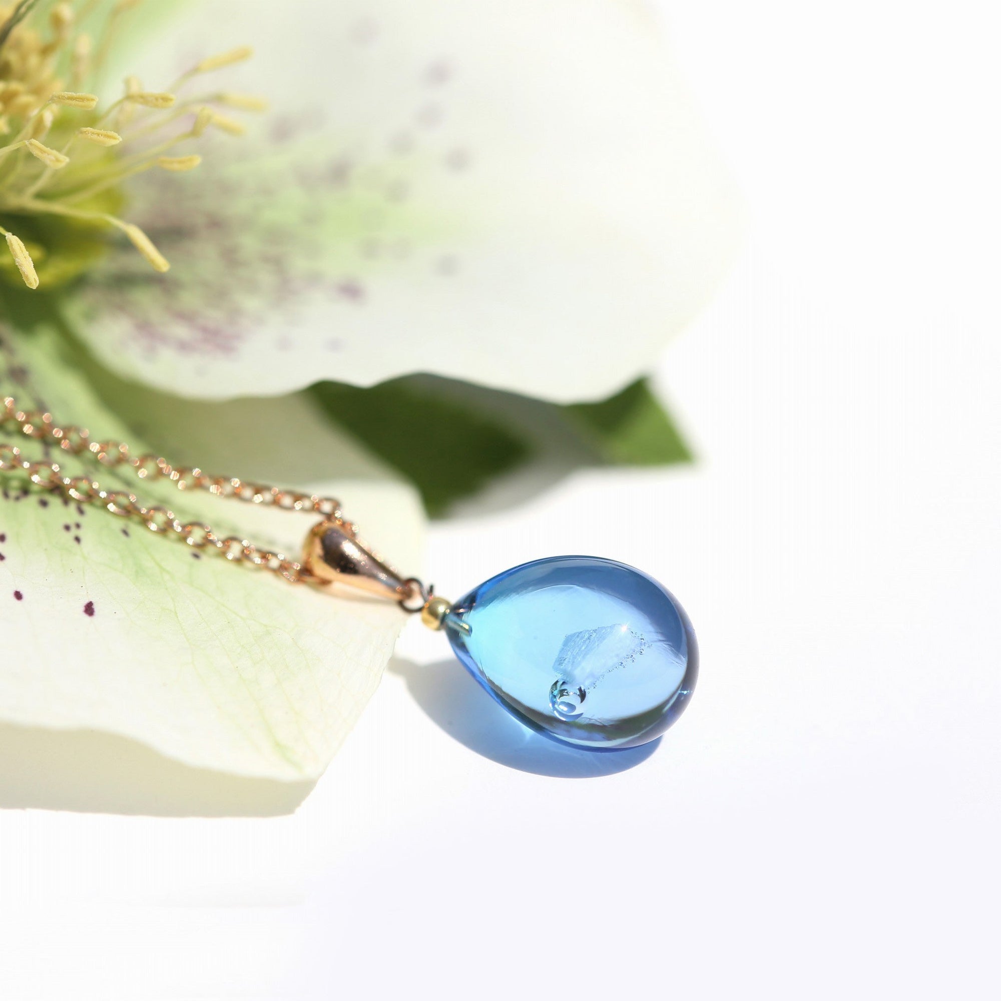 薄ブルー薄青紫色のグラデーションが美しい ガラスの遺骨ペンダント