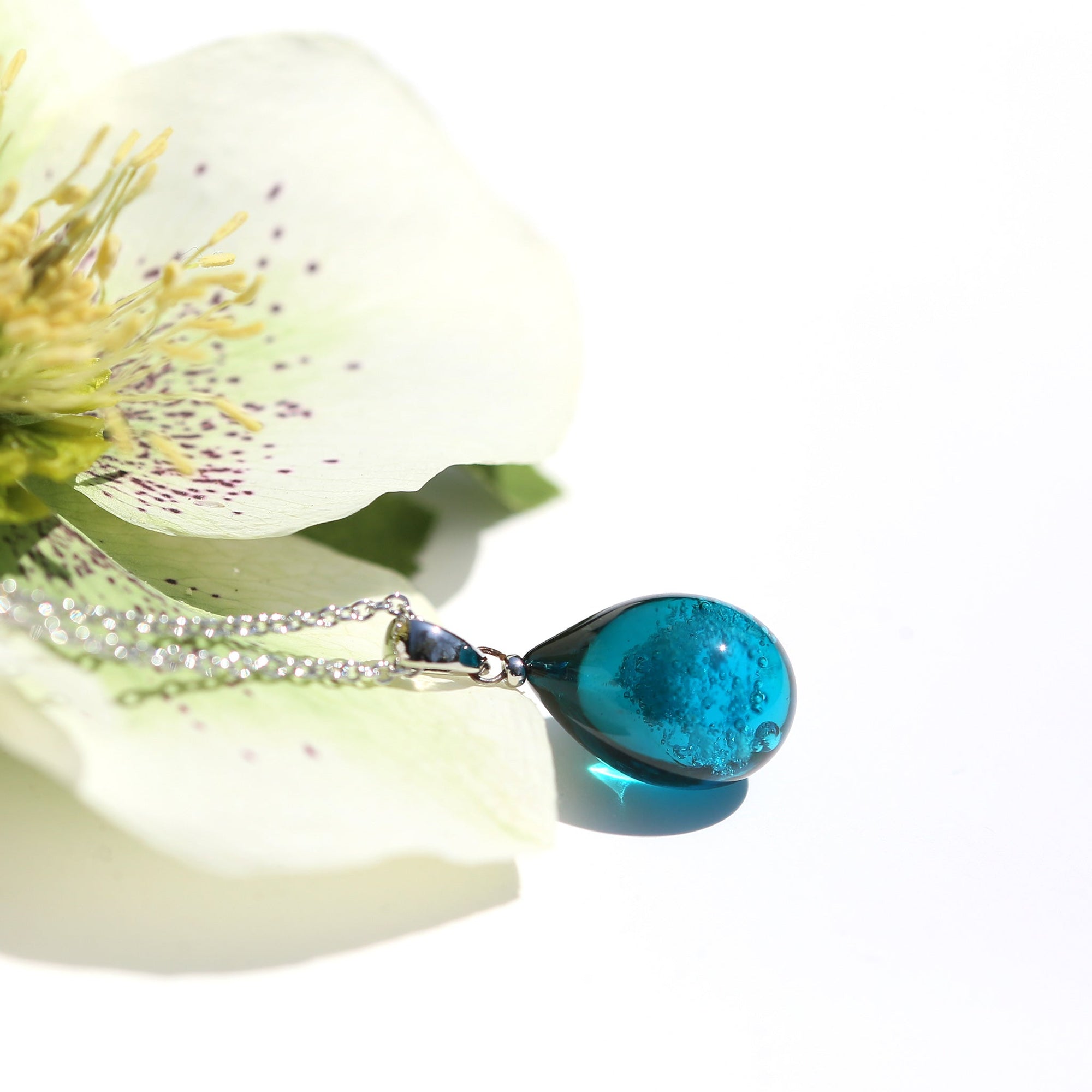 グレー青緑色のグラデーションが美しい ガラスの遺骨ペンダント