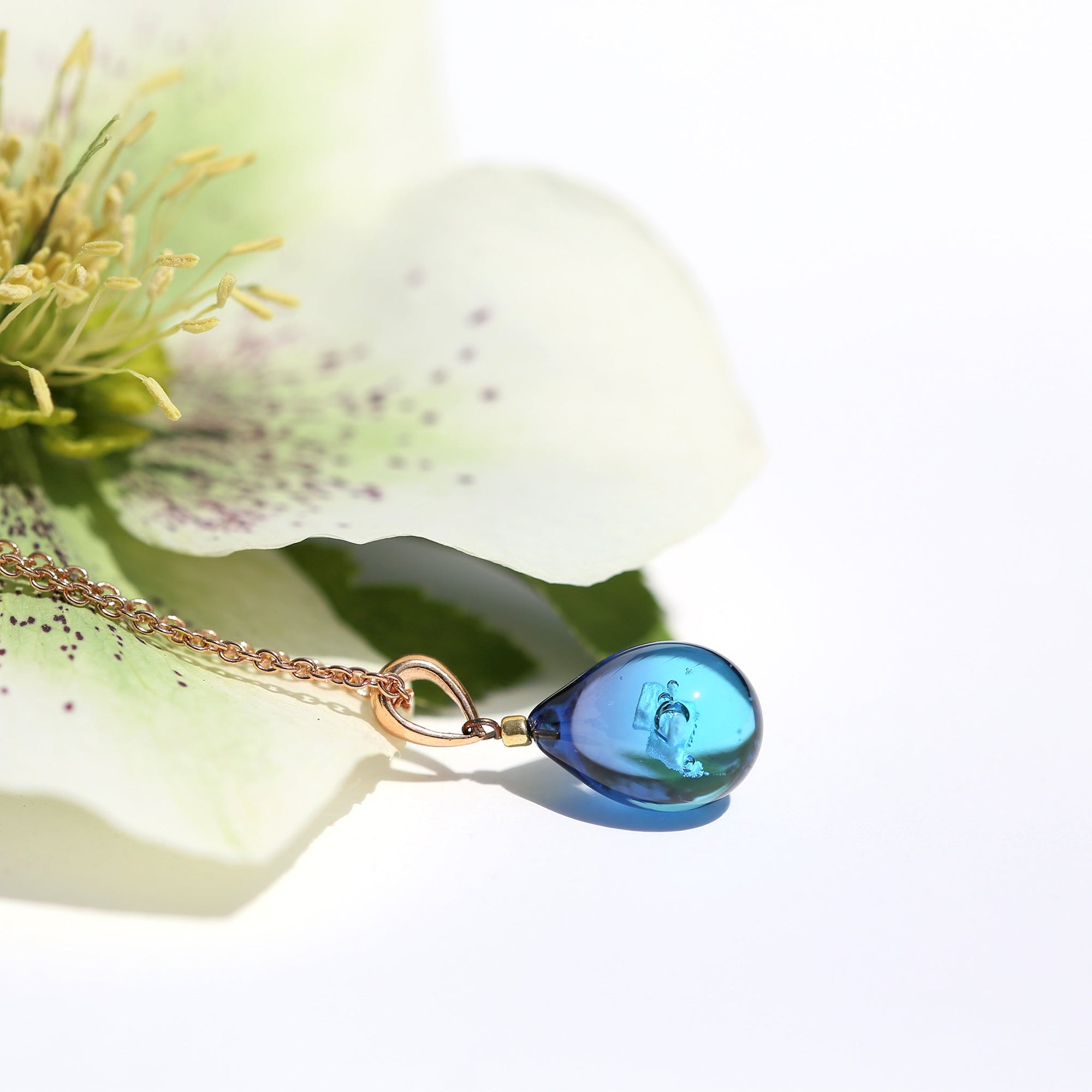 パープル薄ブルー色のグラデーションが美しい ガラスの遺骨ペンダント