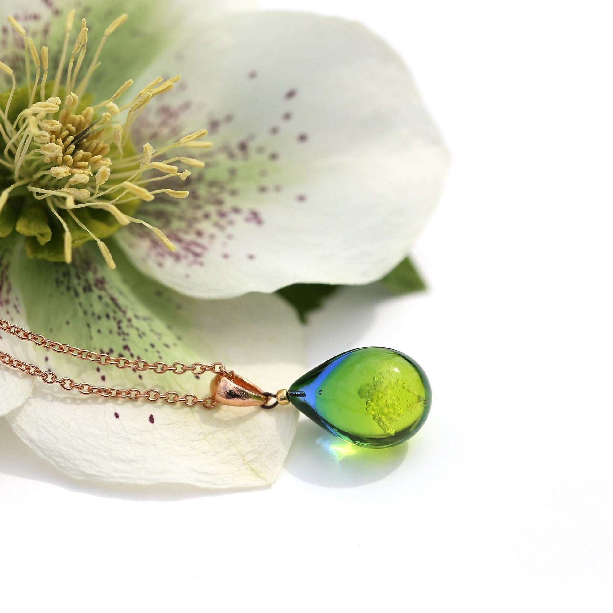 青紫黄緑色のグラデーションが美しい ガラスの遺骨ペンダント
