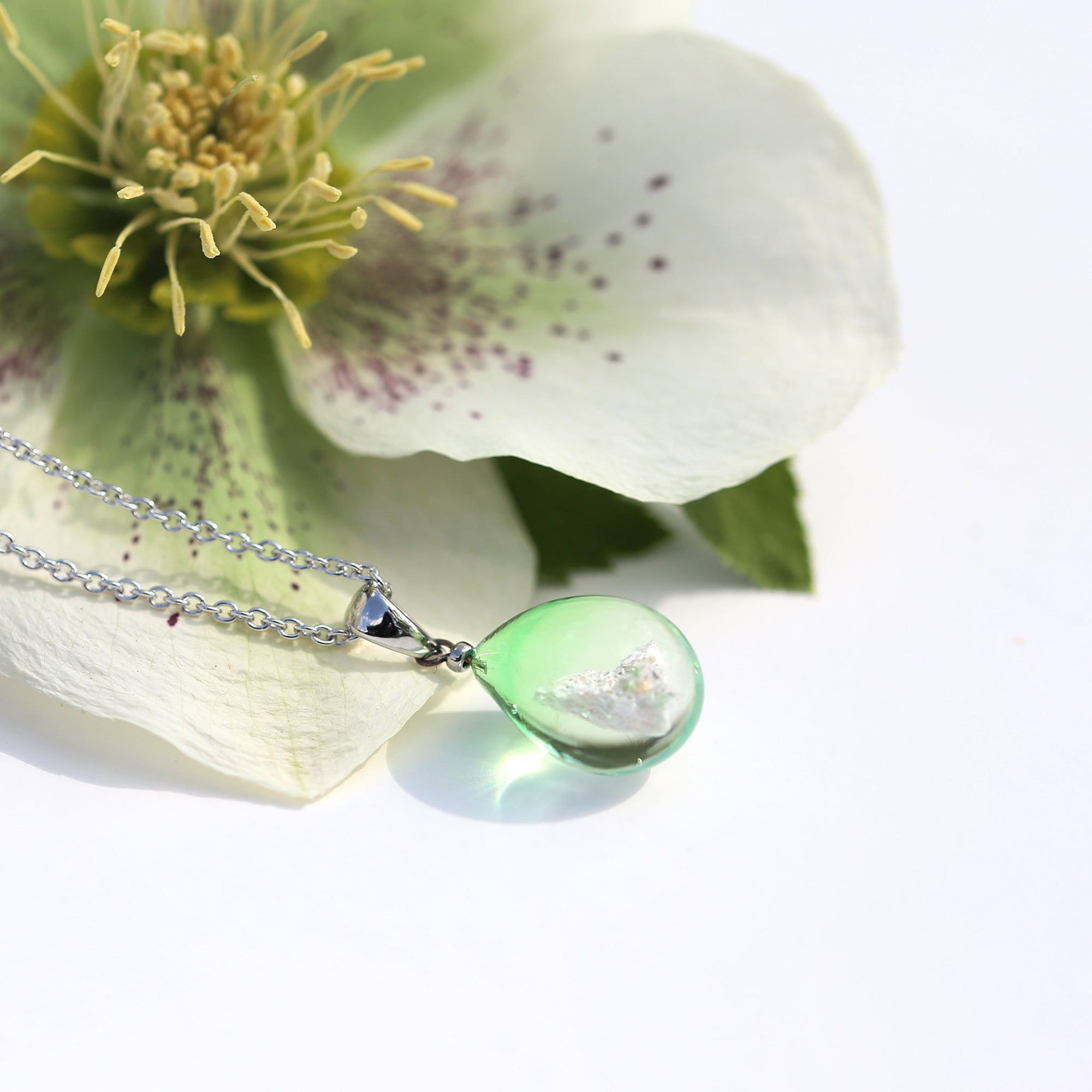 薄グリーンクリア色のグラデーションが美しい ガラスの遺骨ペンダント