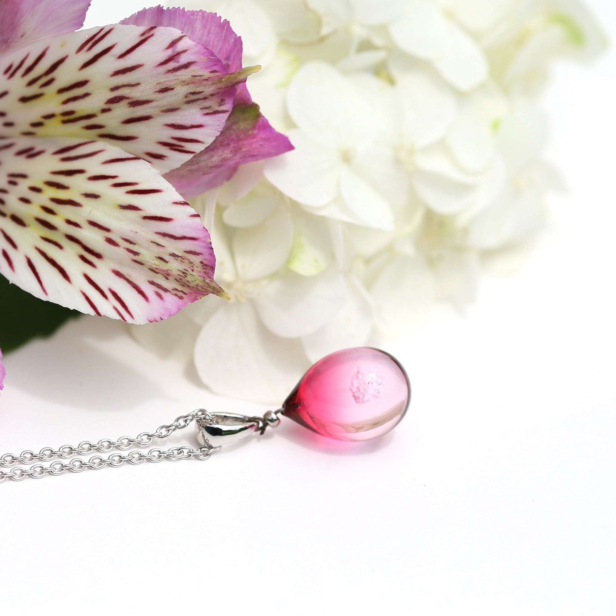 金赤超薄ピンク色のグラデーションが美しい ガラスの遺骨ペンダント