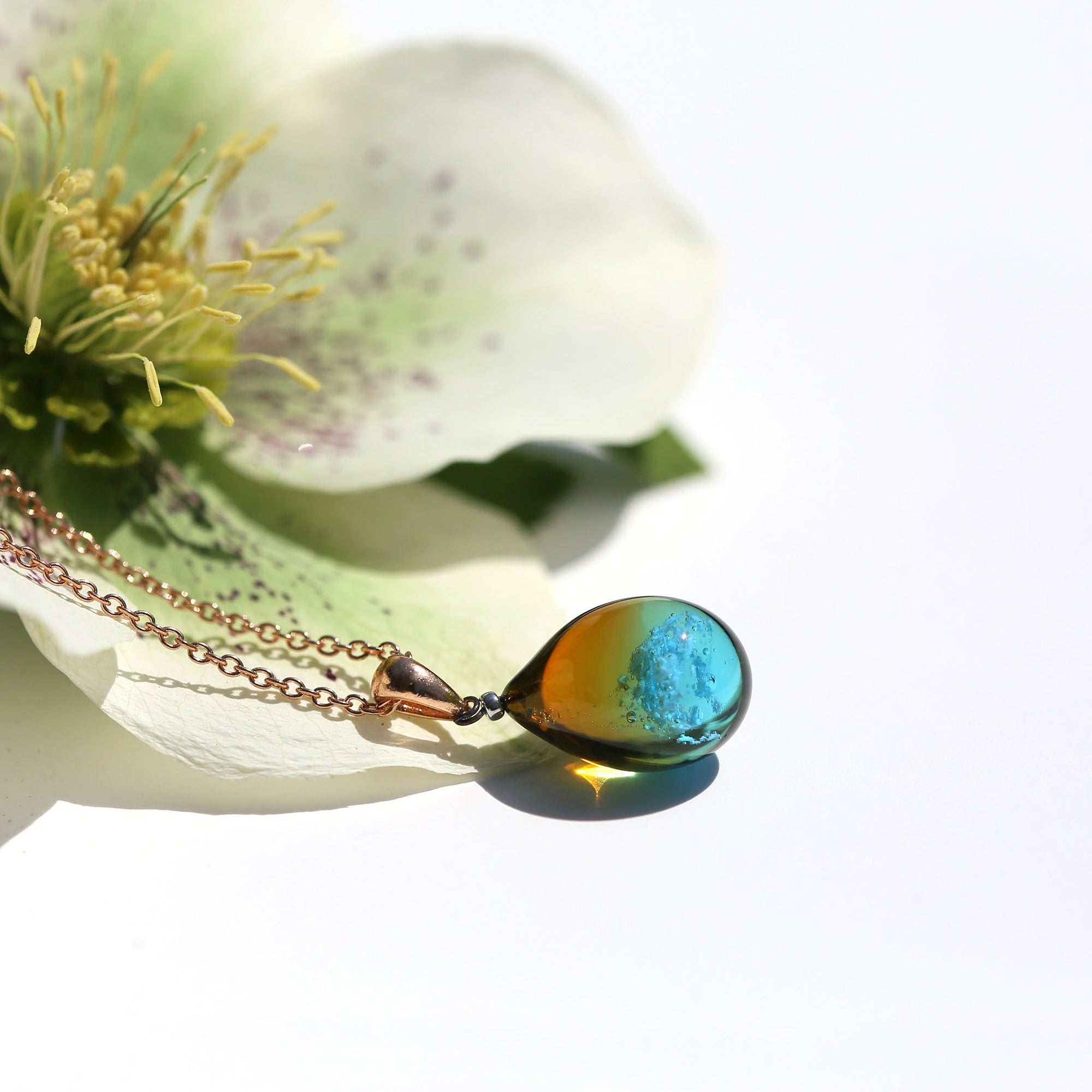 オレンジ薄ブルー色のグラデーションが美しい ガラスの遺骨ペンダント