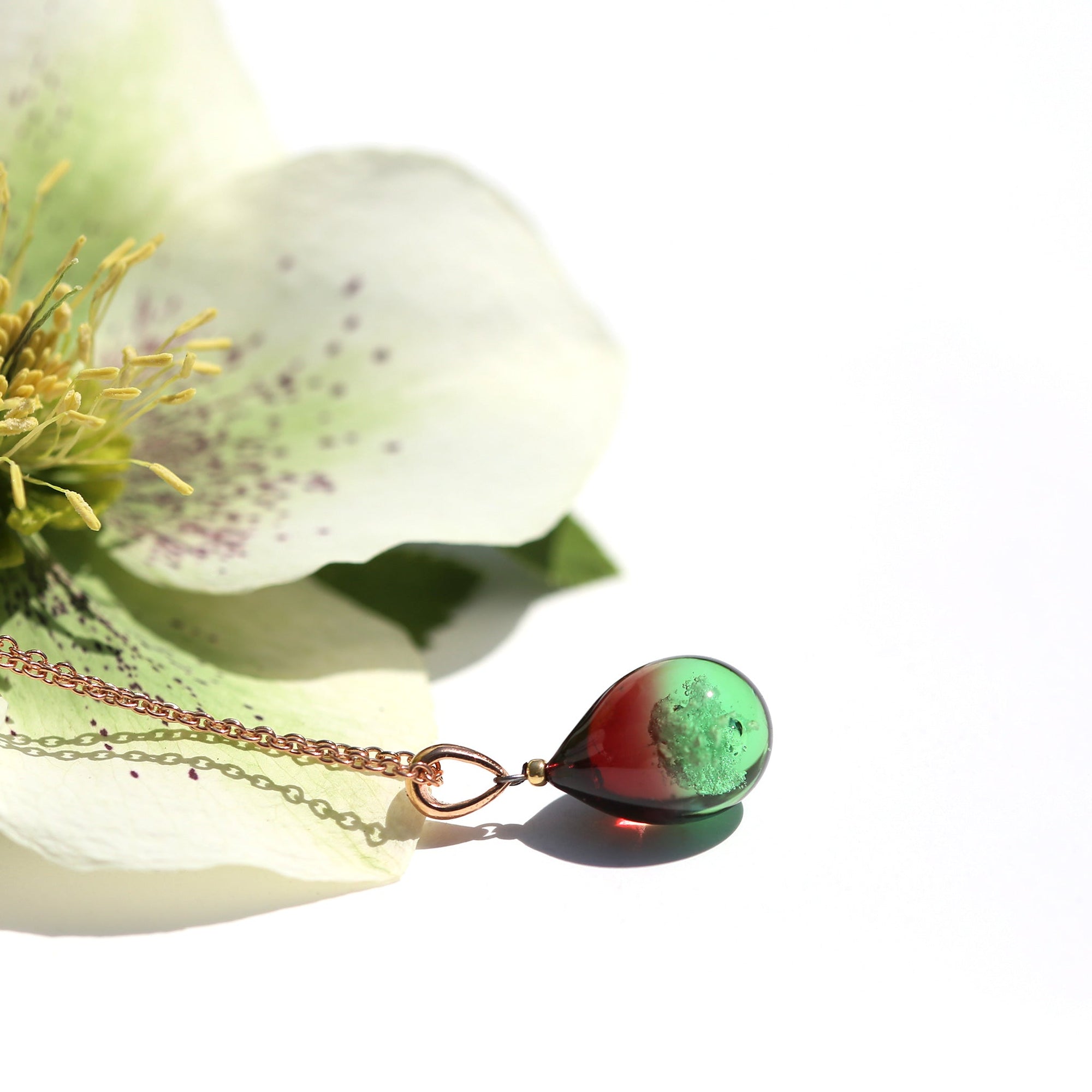 金赤薄グリーン色のグラデーションが美しい ガラスの遺骨ペンダント