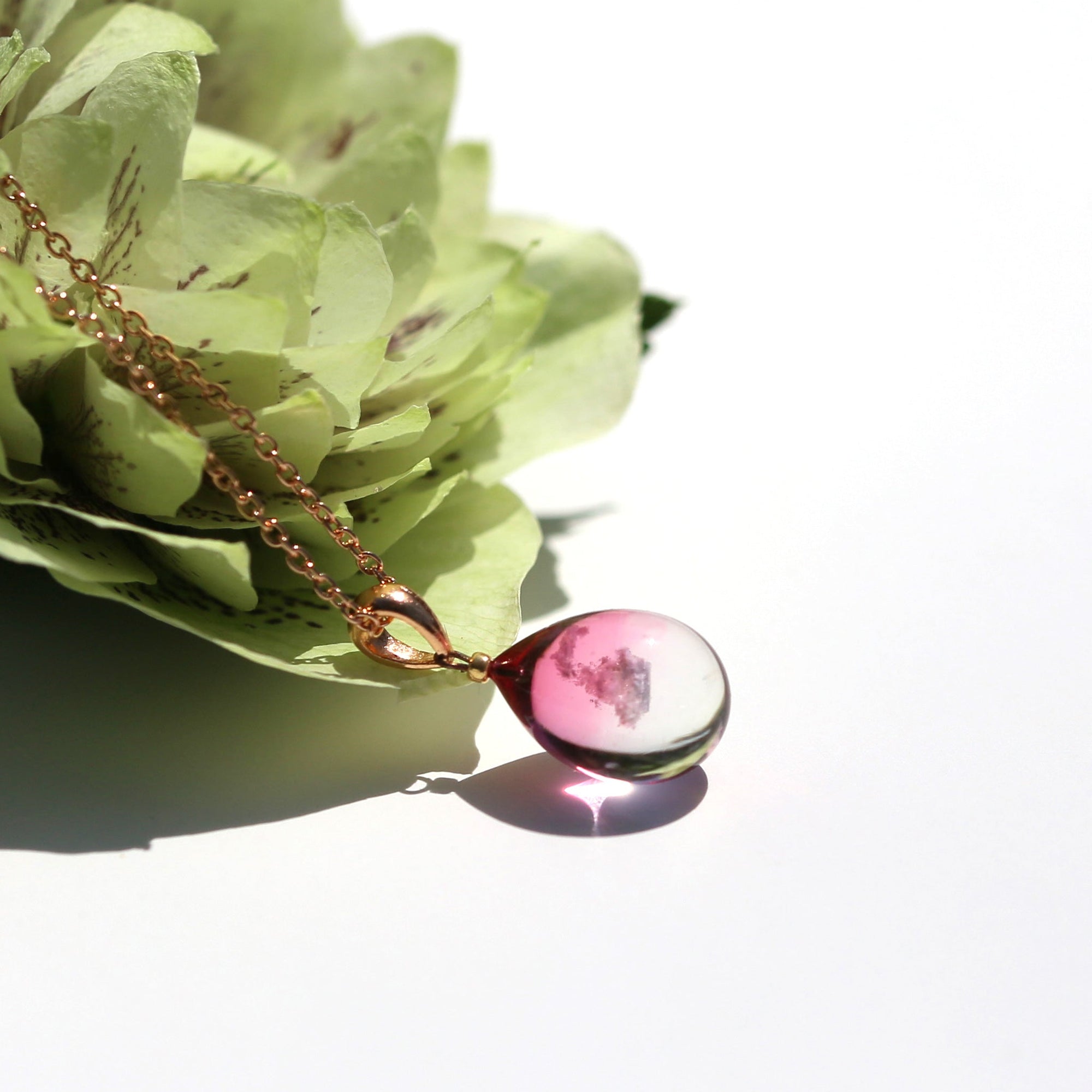 クリアレッド色のグラデーションが美しい ガラスの遺骨ペンダント