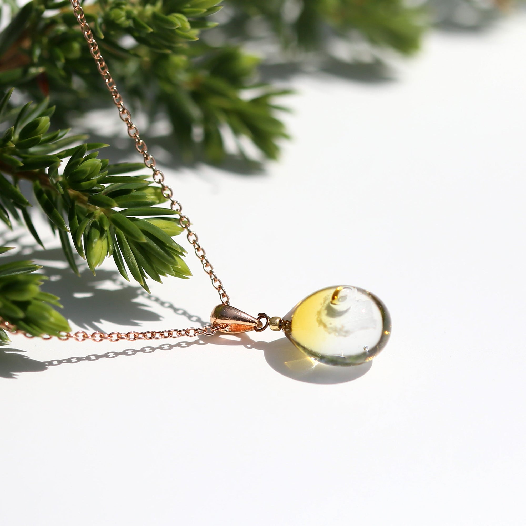 薄茶クリア色のグラデーションが美しい ガラスの遺骨ペンダント