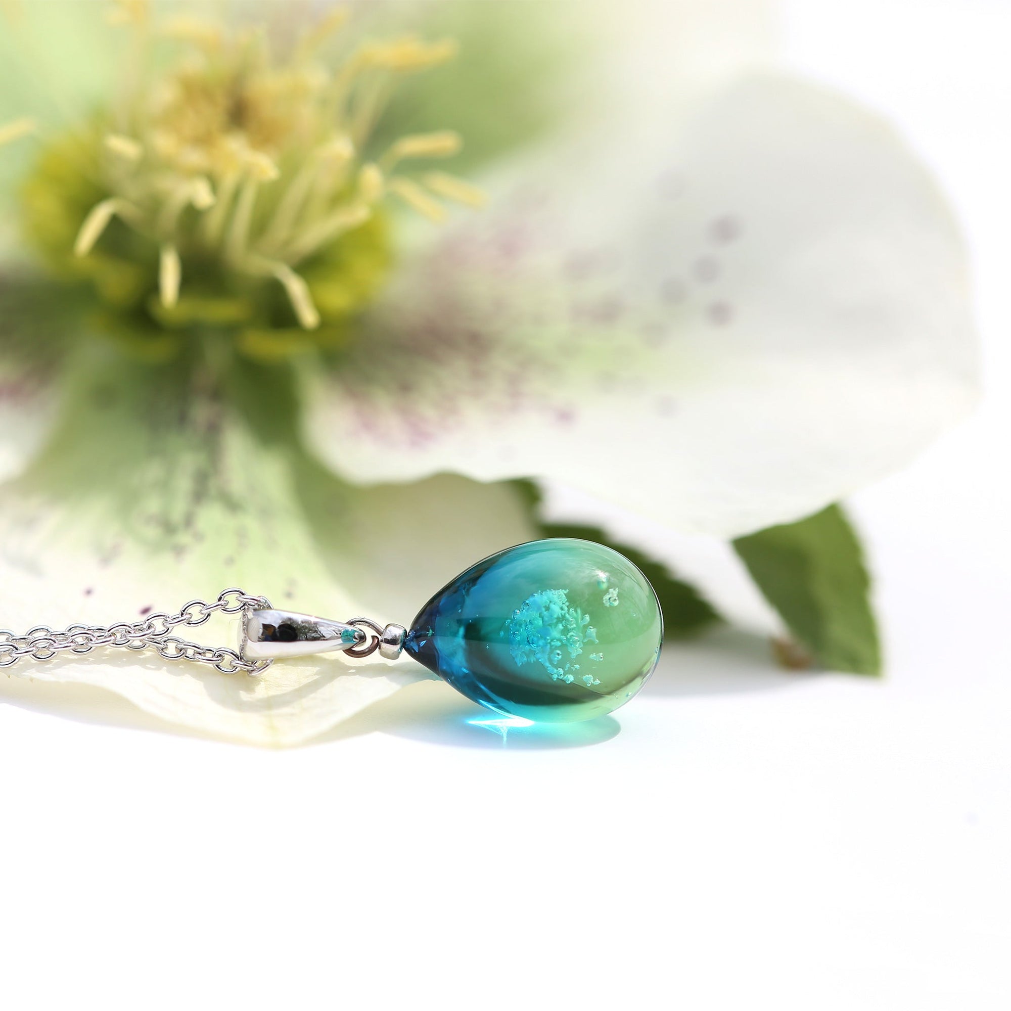 藍若葉色のグラデーションが美しい ガラスの遺骨ペンダント