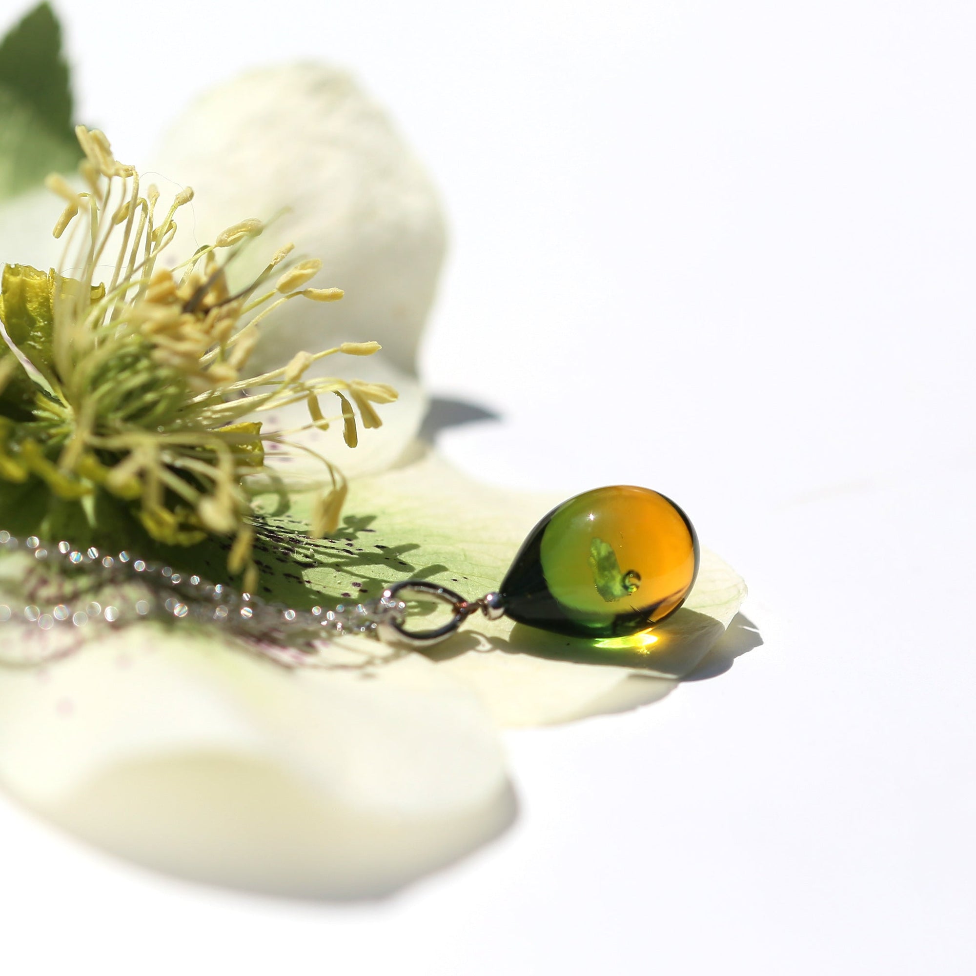 青緑アンバー色のグラデーションが美しい ガラスの遺骨ペンダント