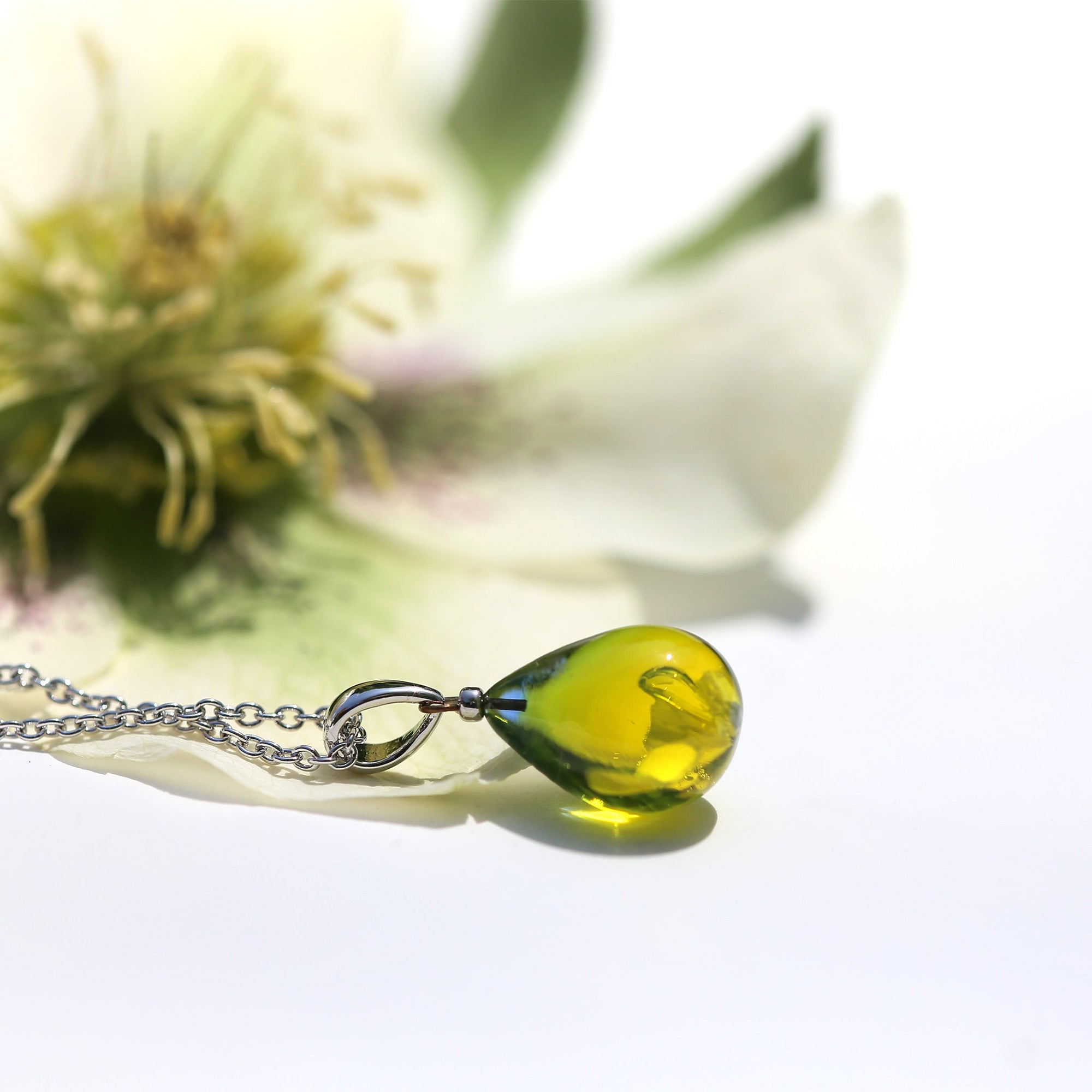 青紫イエロー色のグラデーションが美しい ガラスの遺骨ペンダント