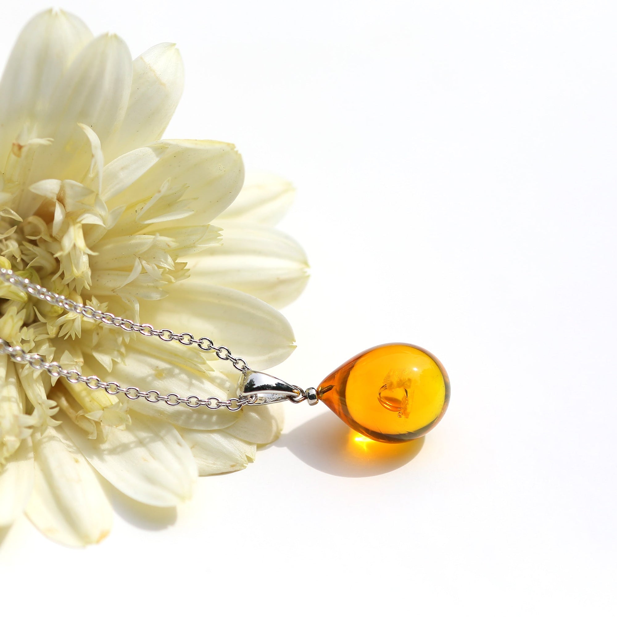 オレンジイエロー色のグラデーションが美しい ガラスの遺骨ペンダント