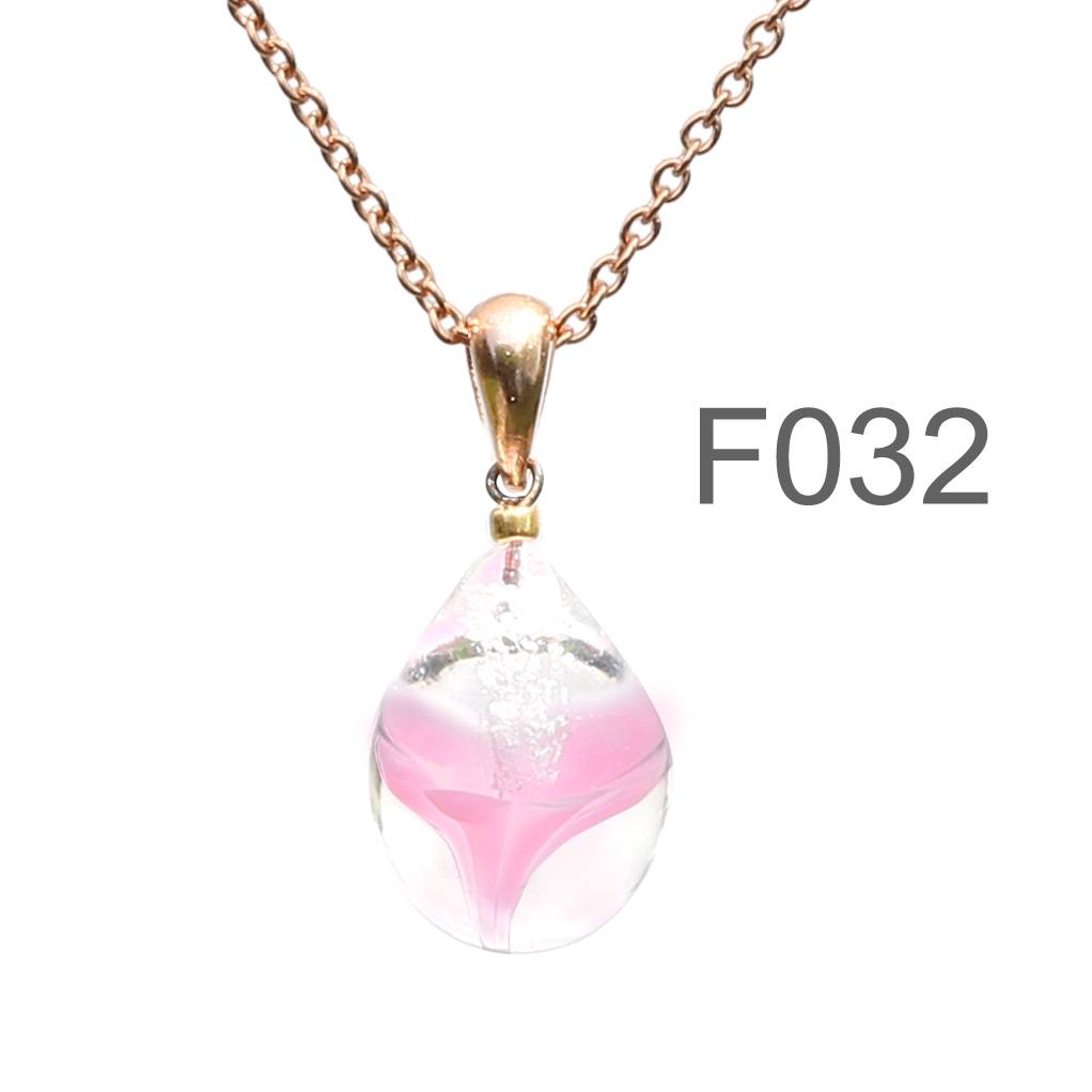不透明ピンク色のお花が入った ガラスの遺骨ペンダント