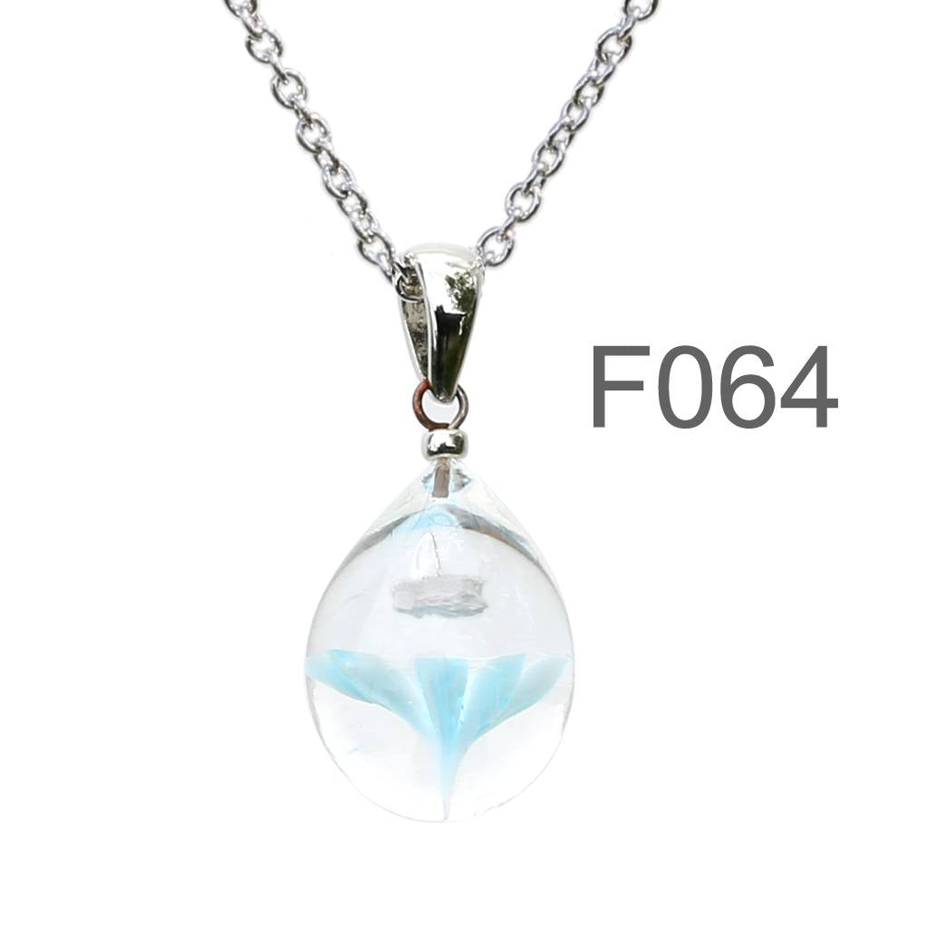 ベイビーブルー色のお花が入った ガラスの遺骨ペンダント