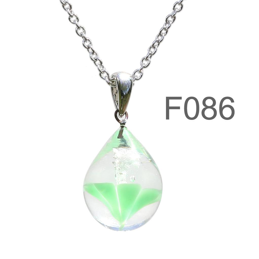 薄グリーン色のお花が入った ガラスの遺骨ペンダント