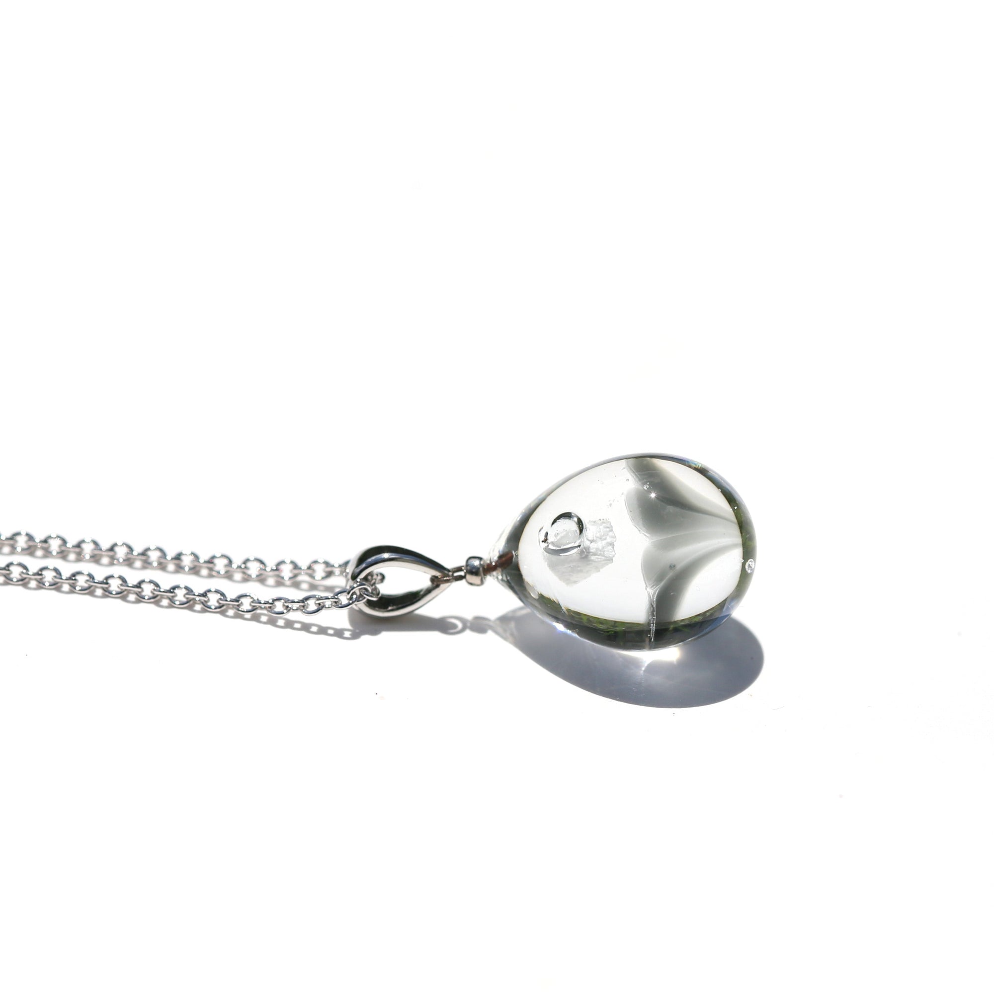 薄グレー色のお花が入った ガラスの遺骨ペンダント