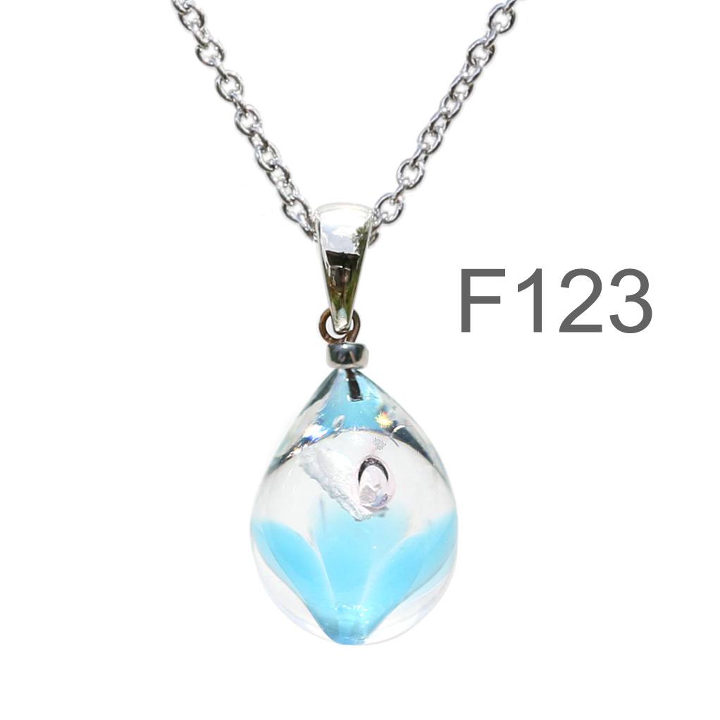 半透明水色のお花が入った ガラスの遺骨ペンダント